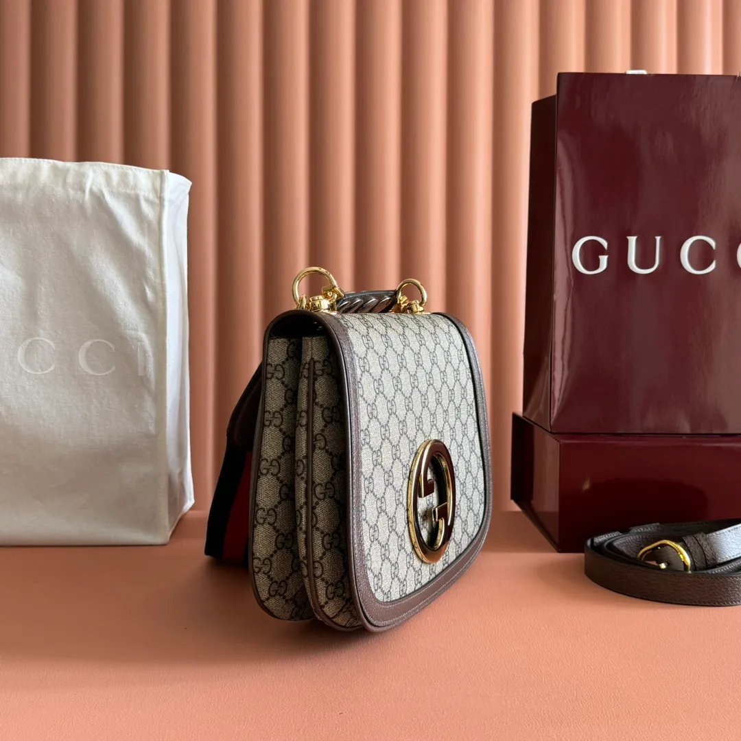 p1520. 📣📣📣【Original leather configuration counter complete package】🔥🔥 Gucci Blondie series medium handbag. The brand's archive elements are reinterpreted with geometric shapes to interpret the interlocking double G logo, presenting a variety of unique items. Gold-toned accessories add an elegant retro feel to this piece, highlighting a timeless design that complements the Hollywood glamor showcased on the catwalk. This GG Supreme canvas tote comes with two interchangeable shoulder straps. Beige and ebony GG Supreme canvas, brown leather trim, gold-tone hardware, cotton and linen lining, round interlocking G's, interior: 2 main compartments and 1 zipped pocket, studded handles (12 cm high) Web bag (52 cm high); leather bag (56 cm high) magnetic closure. Model: 721172. Dimensions: 29 (W) x 22 (H) x 7cm (D) Color: Brown/PVC. Made in Italy