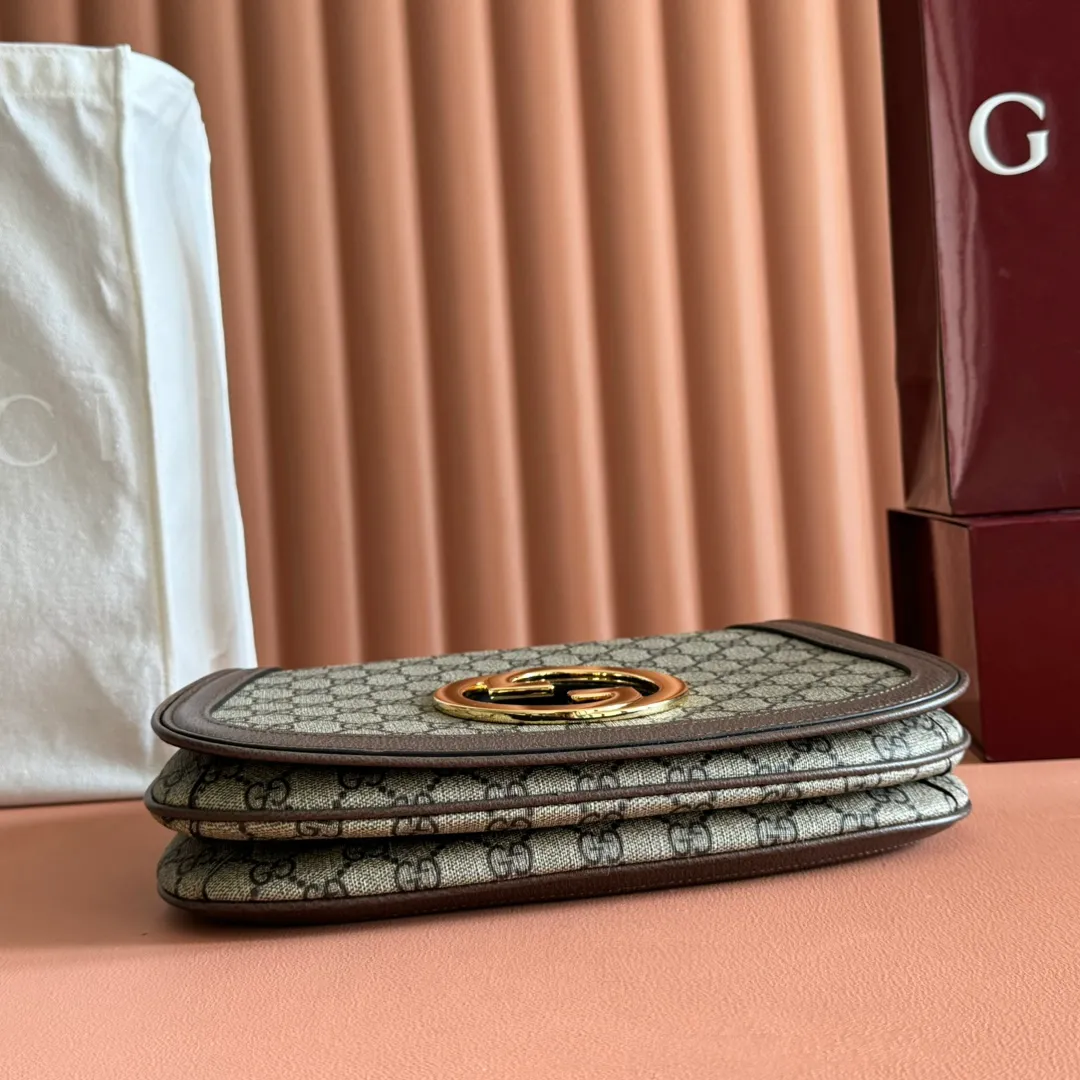 p1520. 📣📣📣【Original leather configuration counter complete package】🔥🔥 Gucci Blondie series medium handbag. The brand's archive elements are reinterpreted with geometric shapes to interpret the interlocking double G logo, presenting a variety of unique items. Gold-toned accessories add an elegant retro feel to this piece, highlighting a timeless design that complements the Hollywood glamor showcased on the catwalk. This GG Supreme canvas tote comes with two interchangeable shoulder straps. Beige and ebony GG Supreme canvas, brown leather trim, gold-tone hardware, cotton and linen lining, round interlocking G's, interior: 2 main compartments and 1 zipped pocket, studded handles (12 cm high) Web bag (52 cm high); leather bag (56 cm high) magnetic closure. Model: 721172. Dimensions: 29 (W) x 22 (H) x 7cm (D) Color: Brown/PVC. Made in Italy