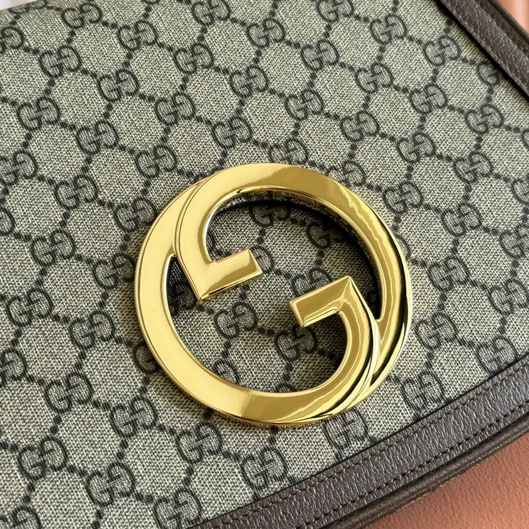 p1520. 📣📣📣【Original leather configuration counter complete package】🔥🔥 Gucci Blondie series medium handbag. The brand's archive elements are reinterpreted with geometric shapes to interpret the interlocking double G logo, presenting a variety of unique items. Gold-toned accessories add an elegant retro feel to this piece, highlighting a timeless design that complements the Hollywood glamor showcased on the catwalk. This GG Supreme canvas tote comes with two interchangeable shoulder straps. Beige and ebony GG Supreme canvas, brown leather trim, gold-tone hardware, cotton and linen lining, round interlocking G's, interior: 2 main compartments and 1 zipped pocket, studded handles (12 cm high) Web bag (52 cm high); leather bag (56 cm high) magnetic closure. Model: 721172. Dimensions: 29 (W) x 22 (H) x 7cm (D) Color: Brown/PVC. Made in Italy