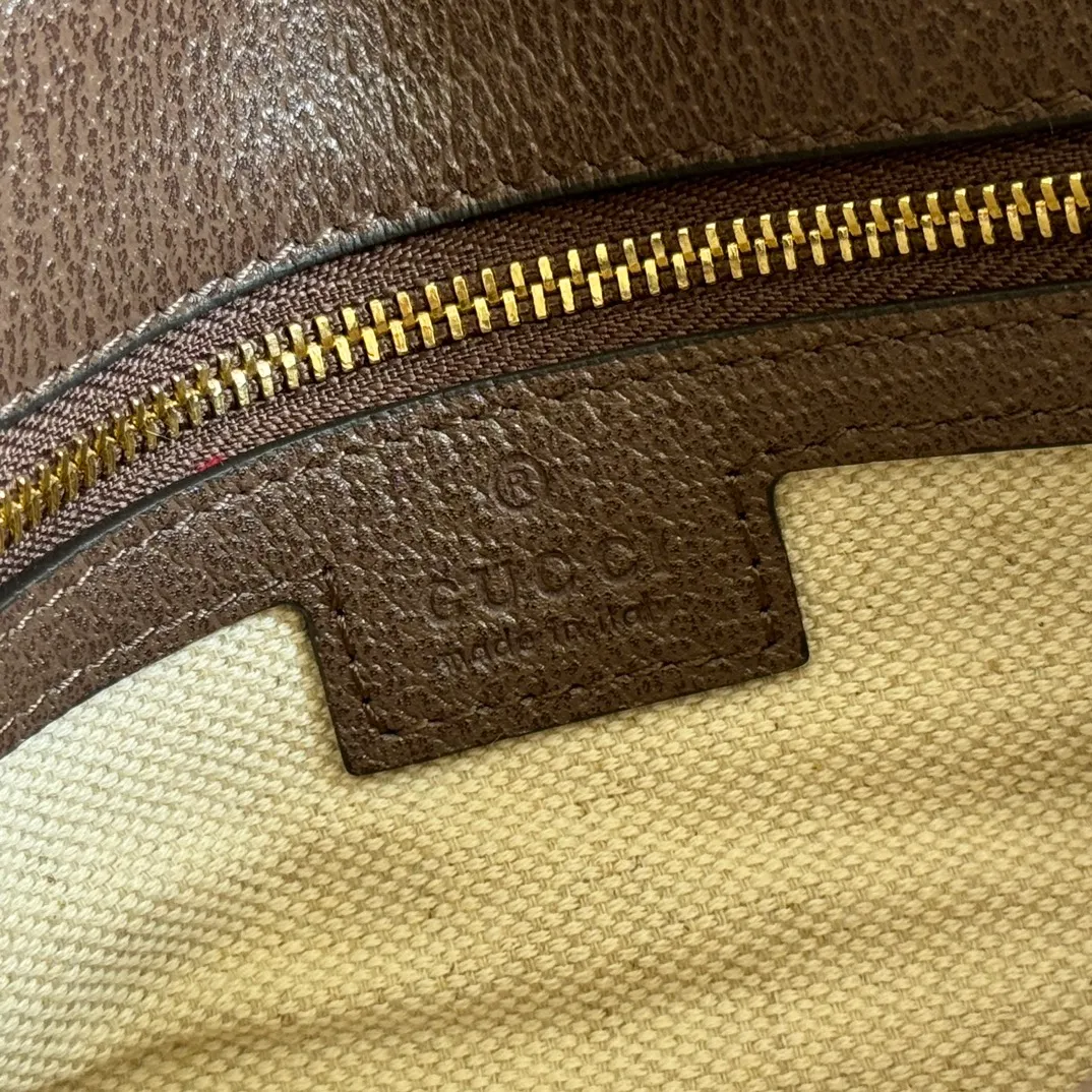 p1520. 📣📣📣【Original leather configuration counter complete package】🔥🔥 Gucci Blondie series medium handbag. The brand's archive elements are reinterpreted with geometric shapes to interpret the interlocking double G logo, presenting a variety of unique items. Gold-toned accessories add an elegant retro feel to this piece, highlighting a timeless design that complements the Hollywood glamor showcased on the catwalk. This GG Supreme canvas tote comes with two interchangeable shoulder straps. Beige and ebony GG Supreme canvas, brown leather trim, gold-tone hardware, cotton and linen lining, round interlocking G's, interior: 2 main compartments and 1 zipped pocket, studded handles (12 cm high) Web bag (52 cm high); leather bag (56 cm high) magnetic closure. Model: 721172. Dimensions: 29 (W) x 22 (H) x 7cm (D) Color: Brown/PVC. Made in Italy