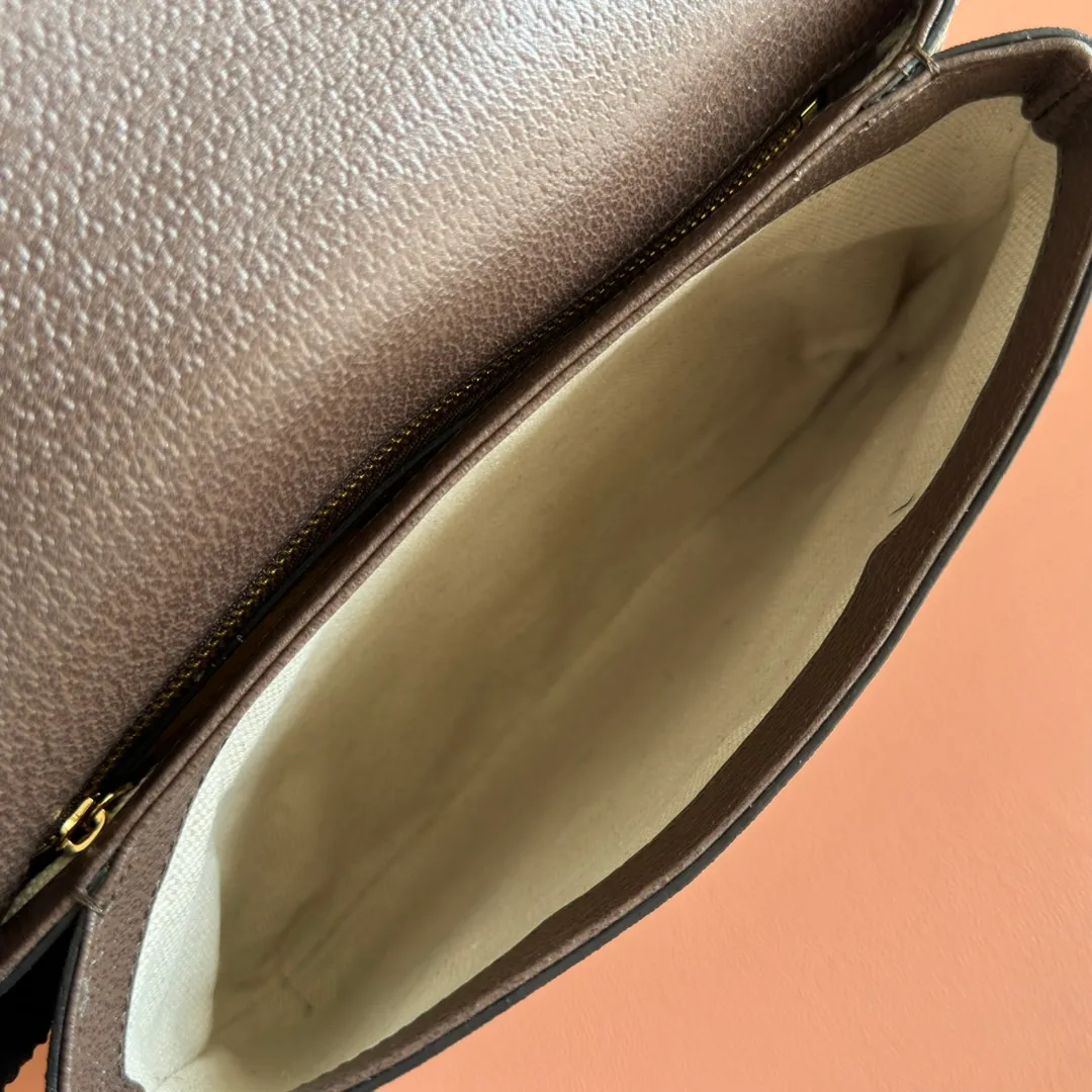 p1520. 📣📣📣【Original leather configuration counter complete package】🔥🔥 Gucci Blondie series medium handbag. The brand's archive elements are reinterpreted with geometric shapes to interpret the interlocking double G logo, presenting a variety of unique items. Gold-toned accessories add an elegant retro feel to this piece, highlighting a timeless design that complements the Hollywood glamor showcased on the catwalk. This GG Supreme canvas tote comes with two interchangeable shoulder straps. Beige and ebony GG Supreme canvas, brown leather trim, gold-tone hardware, cotton and linen lining, round interlocking G's, interior: 2 main compartments and 1 zipped pocket, studded handles (12 cm high) Web bag (52 cm high); leather bag (56 cm high) magnetic closure. Model: 721172. Dimensions: 29 (W) x 22 (H) x 7cm (D) Color: Brown/PVC. Made in Italy
