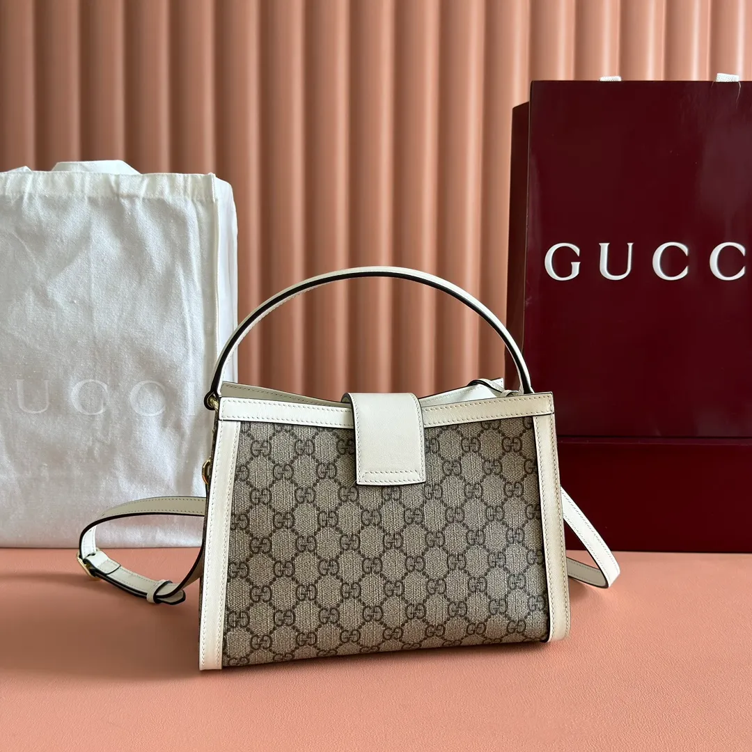 p1100. 💋💋💋Original leather [equipped with full counter packaging] The Padlock series has launched a variety of fashionable bags with various carrying methods, adding color to the 2025 early autumn series. This tote is lined with webbing, reminiscent of the brand's signature pattern. Off-white and dark brown GG monogram coated fabric Off-white leather trim Light gold tone hardware Red and green webbing cotton lining Interior: One zippered pocket Carry handle (10 cm height) Removable and adjustable leather shoulder strap (height: 114 cm - 124 cm; length: 55 cm - 60 cm) Padlock closure with leather keychain Ident.: 838992. Dimensions: 25.5cm (width) x 17.5cm (height) x 10cm (depth) Weight: approx. 0.6kg Color: brown white pvc. Made in Italy