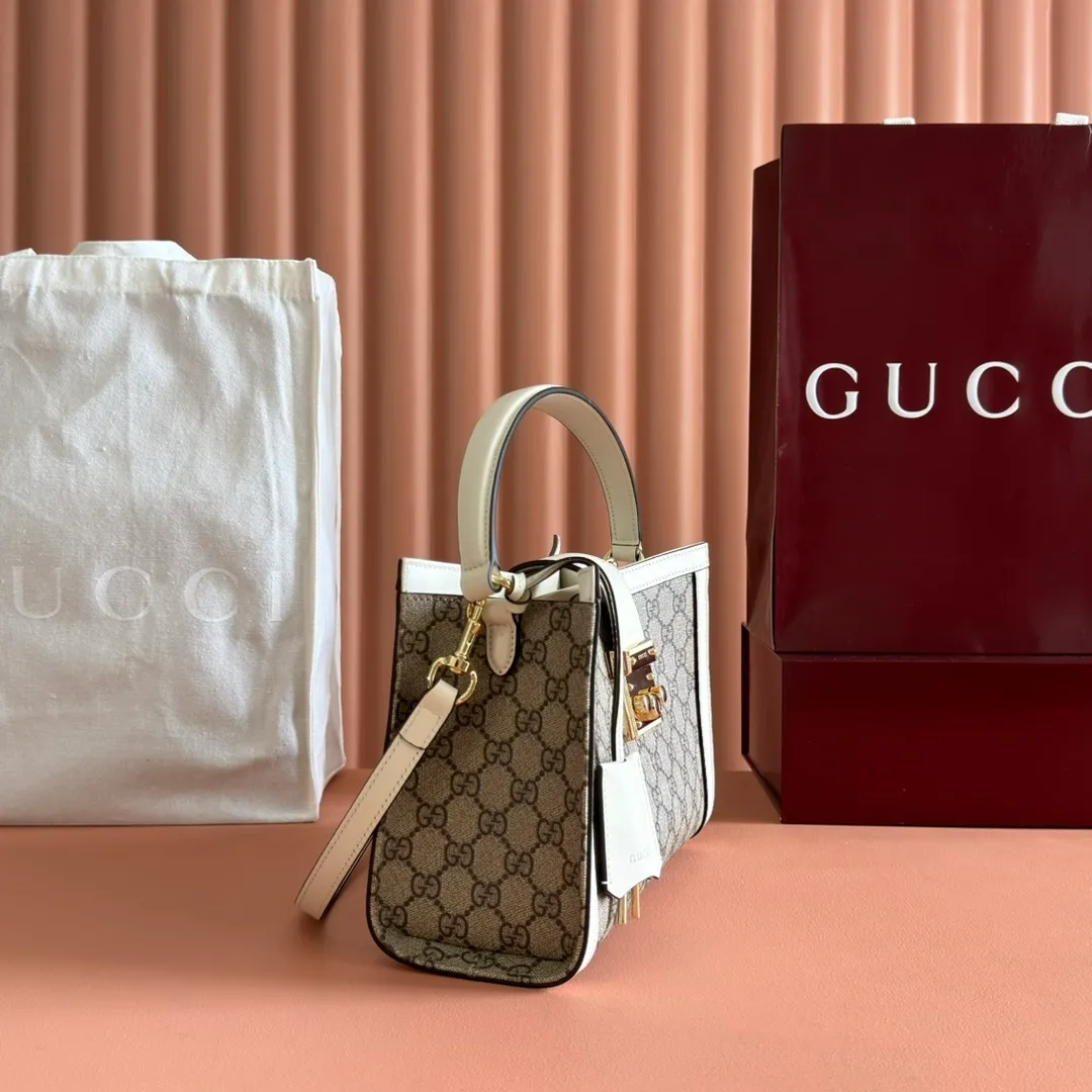 p1100. 💋💋💋Original leather [equipped with full counter packaging] The Padlock series has launched a variety of fashionable bags with various carrying methods, adding color to the 2025 early autumn series. This tote is lined with webbing, reminiscent of the brand's signature pattern. Off-white and dark brown GG monogram coated fabric Off-white leather trim Light gold tone hardware Red and green webbing cotton lining Interior: One zippered pocket Carry handle (10 cm height) Removable and adjustable leather shoulder strap (height: 114 cm - 124 cm; length: 55 cm - 60 cm) Padlock closure with leather keychain Ident.: 838992. Dimensions: 25.5cm (width) x 17.5cm (height) x 10cm (depth) Weight: approx. 0.6kg Color: brown white pvc. Made in Italy