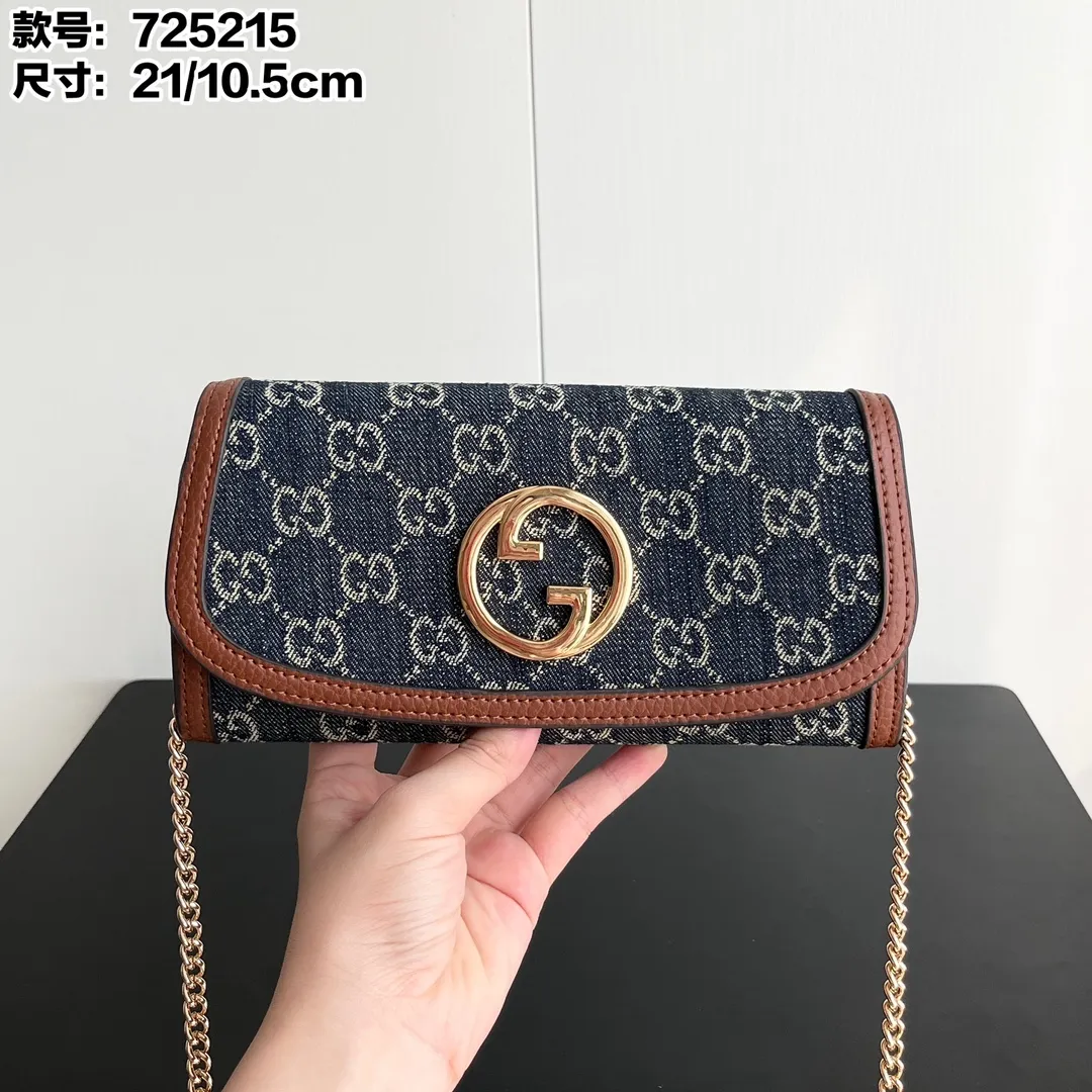 Actual shot #💰260 Model: 725215 Comes with box Size: 21x10.5cm I fell in love with Gucci Blondie at first sight. Second-hand bags have always been my favorite. They are super popular now, mainly because they are so beautiful! It can be worn as an armpit bag or as a cross-body carry. Depending on your mood, I find it very retro, fashionable and fascinating to carry it either way! Many colors to choose from, running quantity models