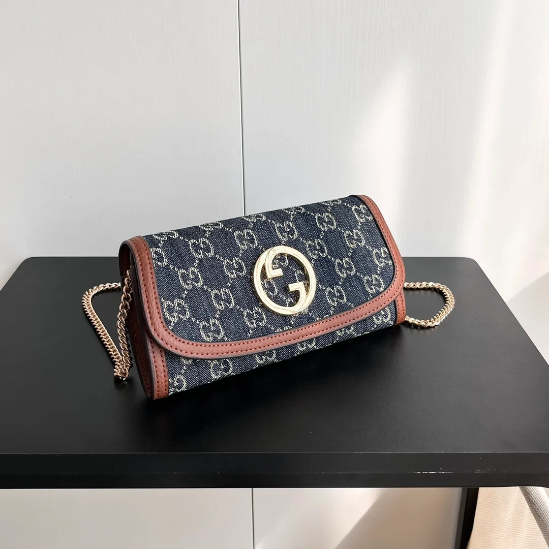 Actual shot #💰260 Model: 725215 Comes with box Size: 21x10.5cm I fell in love with Gucci Blondie at first sight. Second-hand bags have always been my favorite. They are super popular now, mainly because they are so beautiful! It can be worn as an armpit bag or as a cross-body carry. Depending on your mood, I find it very retro, fashionable and fascinating to carry it either way! Many colors to choose from, running quantity models