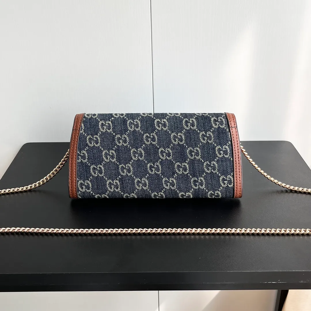 Actual shot #💰260 Model: 725215 Comes with box Size: 21x10.5cm I fell in love with Gucci Blondie at first sight. Second-hand bags have always been my favorite. They are super popular now, mainly because they are so beautiful! It can be worn as an armpit bag or as a cross-body carry. Depending on your mood, I find it very retro, fashionable and fascinating to carry it either way! Many colors to choose from, running quantity models