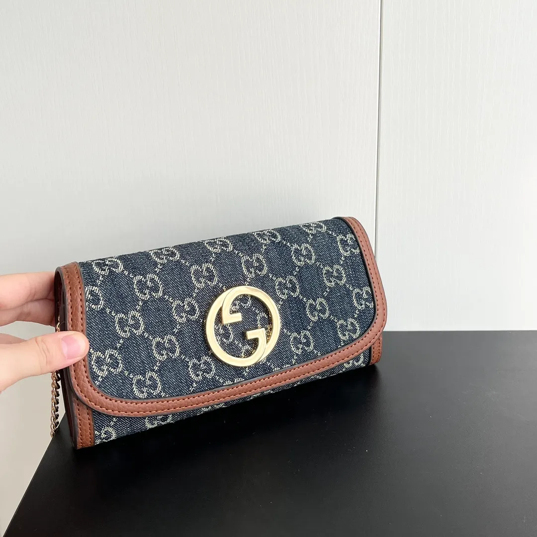 Actual shot #💰260 Model: 725215 Comes with box Size: 21x10.5cm I fell in love with Gucci Blondie at first sight. Second-hand bags have always been my favorite. They are super popular now, mainly because they are so beautiful! It can be worn as an armpit bag or as a cross-body carry. Depending on your mood, I find it very retro, fashionable and fascinating to carry it either way! Many colors to choose from, running quantity models