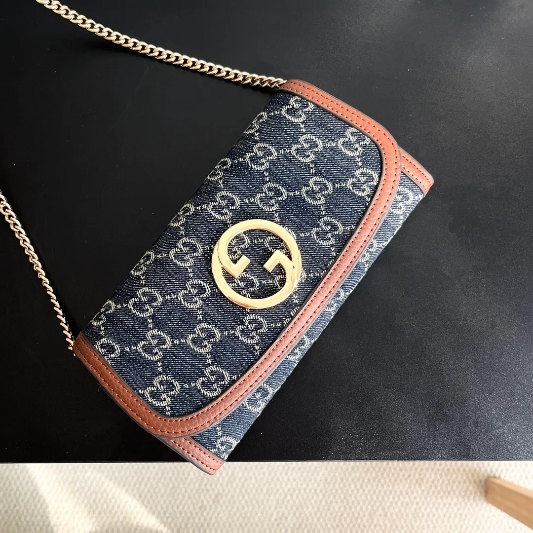 Actual shot #💰260 Model: 725215 Comes with box Size: 21x10.5cm I fell in love with Gucci Blondie at first sight. Second-hand bags have always been my favorite. They are super popular now, mainly because they are so beautiful! It can be worn as an armpit bag or as a cross-body carry. Depending on your mood, I find it very retro, fashionable and fascinating to carry it either way! Many colors to choose from, running quantity models