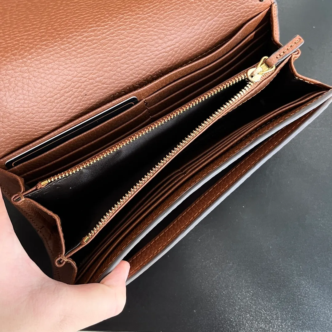 Actual shot #💰260 Model: 725215 Comes with box Size: 21x10.5cm I fell in love with Gucci Blondie at first sight. Second-hand bags have always been my favorite. They are super popular now, mainly because they are so beautiful! It can be worn as an armpit bag or as a cross-body carry. Depending on your mood, I find it very retro, fashionable and fascinating to carry it either way! Many colors to choose from, running quantity models