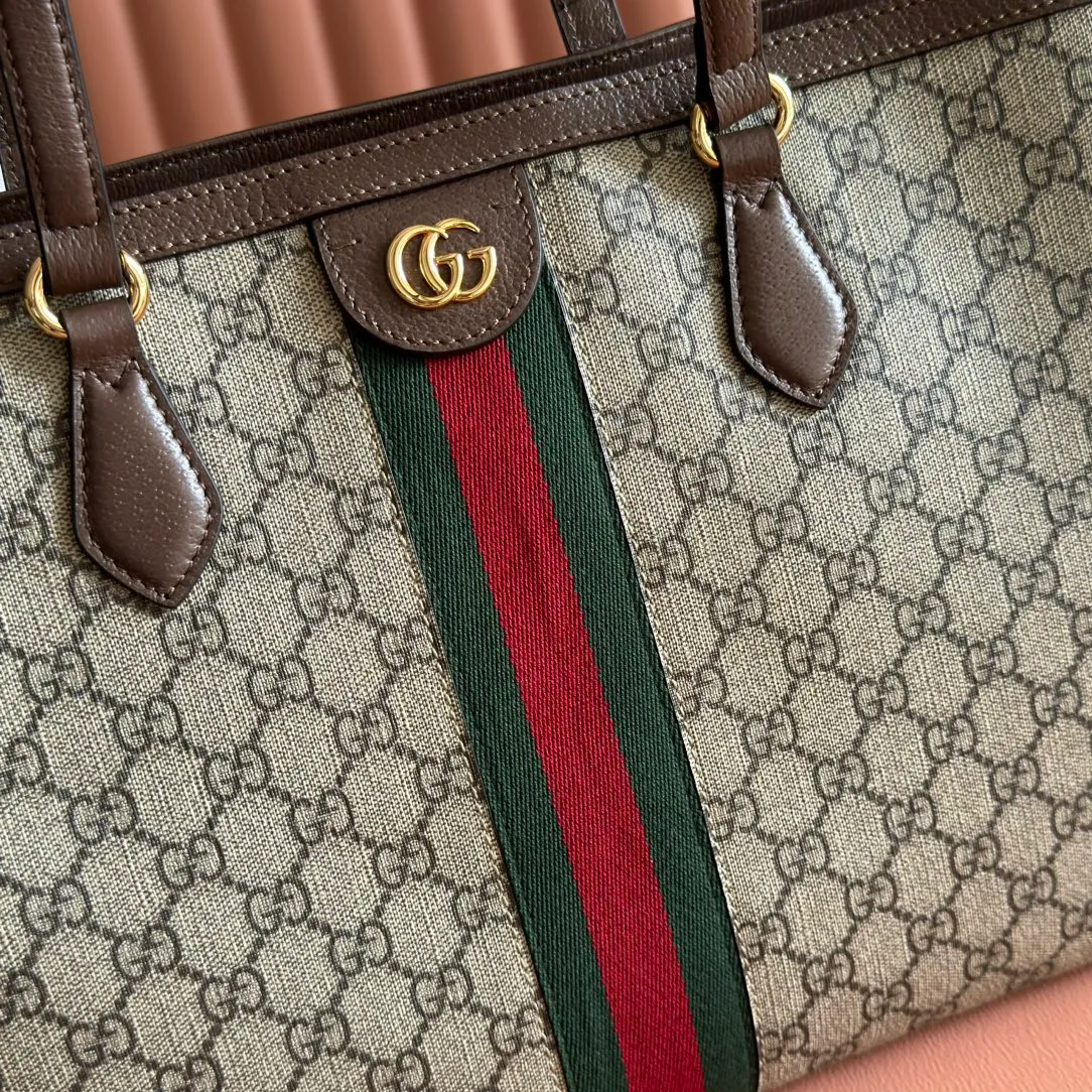 p900. 💋💋💋【Original leather with 🌈(Cdfmall Sanya Duty Free Store Handbag)🔥🔥 💋 Ophidia shopping bag Brown cowhide with GG waterproof fabric to create a retro style, iconic red and green webbing decoration. Model number 631685 brown cloth. Size: 38x28x14cm.