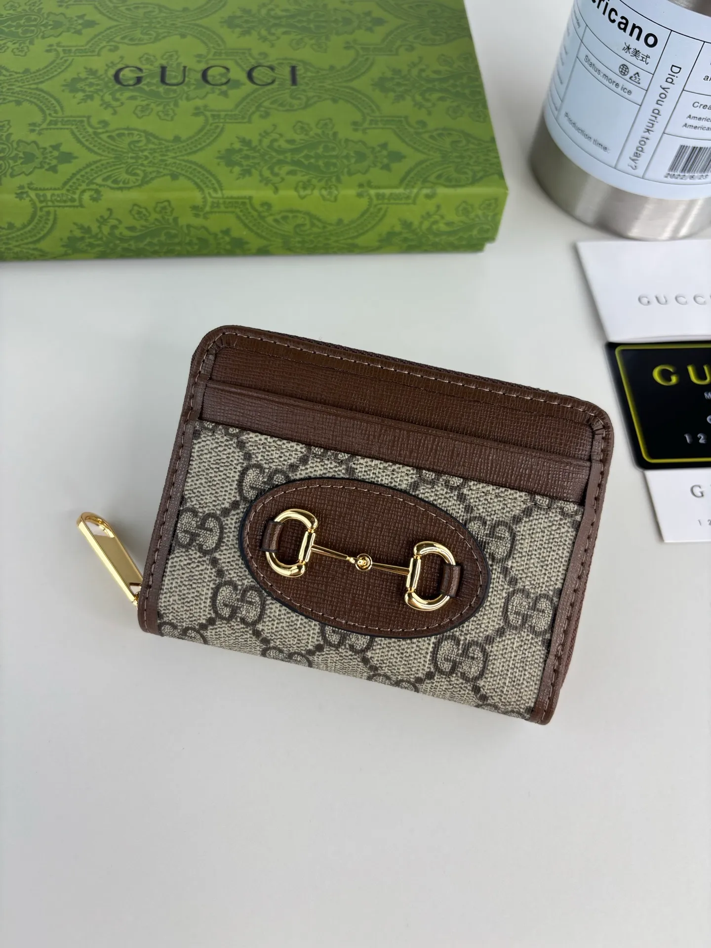 💰150 GUCCl Gucci has newly launched this 1955 horsebit card holder made of GG Supreme high-grade artificial canvas and brown leather. This series adopts the double ring and long strip design that are in the same line as the handbag. This detail is inspired by the equestrian origin of the brand. It is one of Gucci's classic heritage and one of the brand's most representative symbolic elements. Style No.: 658549 Size: 11.5cm x 8.5cm x 3cm Color: Brown