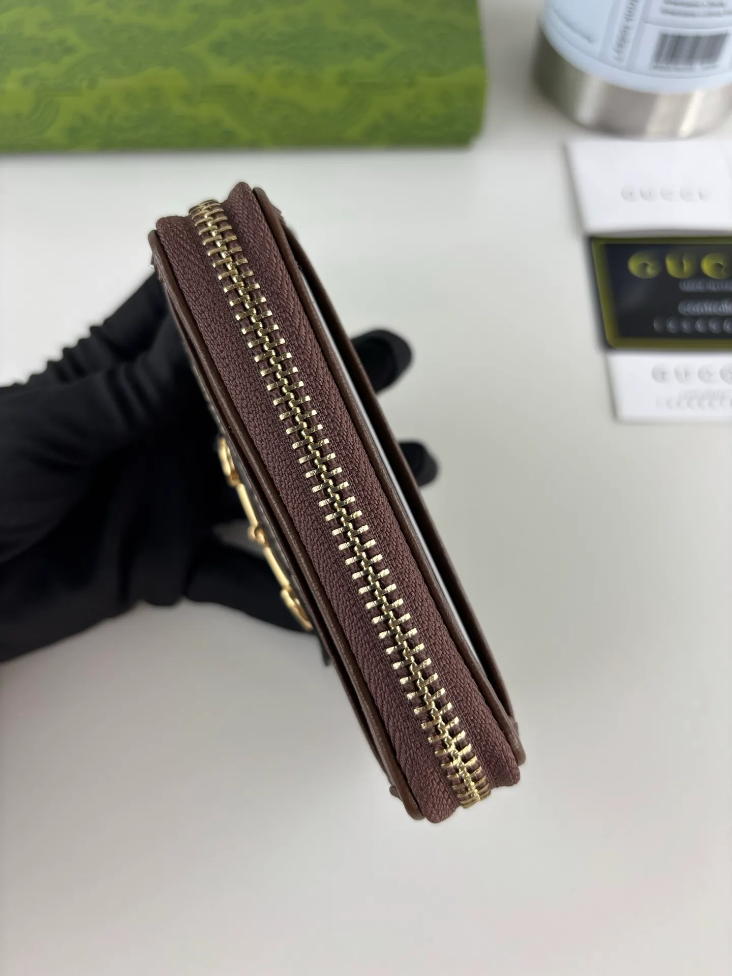 💰150 GUCCl Gucci has newly launched this 1955 horsebit card holder made of GG Supreme high-grade artificial canvas and brown leather. This series adopts the double ring and long strip design that are in the same line as the handbag. This detail is inspired by the equestrian origin of the brand. It is one of Gucci's classic heritage and one of the brand's most representative symbolic elements. Style No.: 658549 Size: 11.5cm x 8.5cm x 3cm Color: Brown