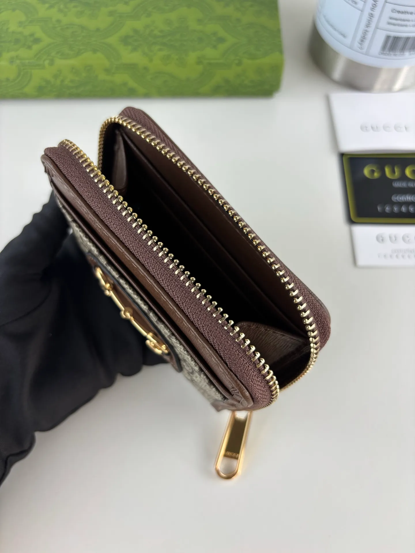 💰150 GUCCl Gucci has newly launched this 1955 horsebit card holder made of GG Supreme high-grade artificial canvas and brown leather. This series adopts the double ring and long strip design that are in the same line as the handbag. This detail is inspired by the equestrian origin of the brand. It is one of Gucci's classic heritage and one of the brand's most representative symbolic elements. Style No.: 658549 Size: 11.5cm x 8.5cm x 3cm Color: Brown