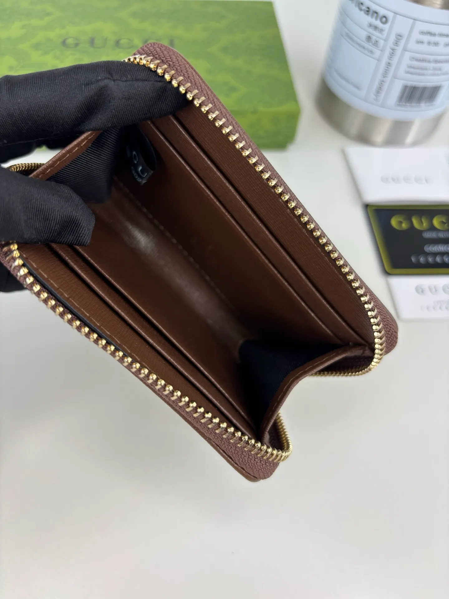 💰150 GUCCl Gucci has newly launched this 1955 horsebit card holder made of GG Supreme high-grade artificial canvas and brown leather. This series adopts the double ring and long strip design that are in the same line as the handbag. This detail is inspired by the equestrian origin of the brand. It is one of Gucci's classic heritage and one of the brand's most representative symbolic elements. Style No.: 658549 Size: 11.5cm x 8.5cm x 3cm Color: Brown