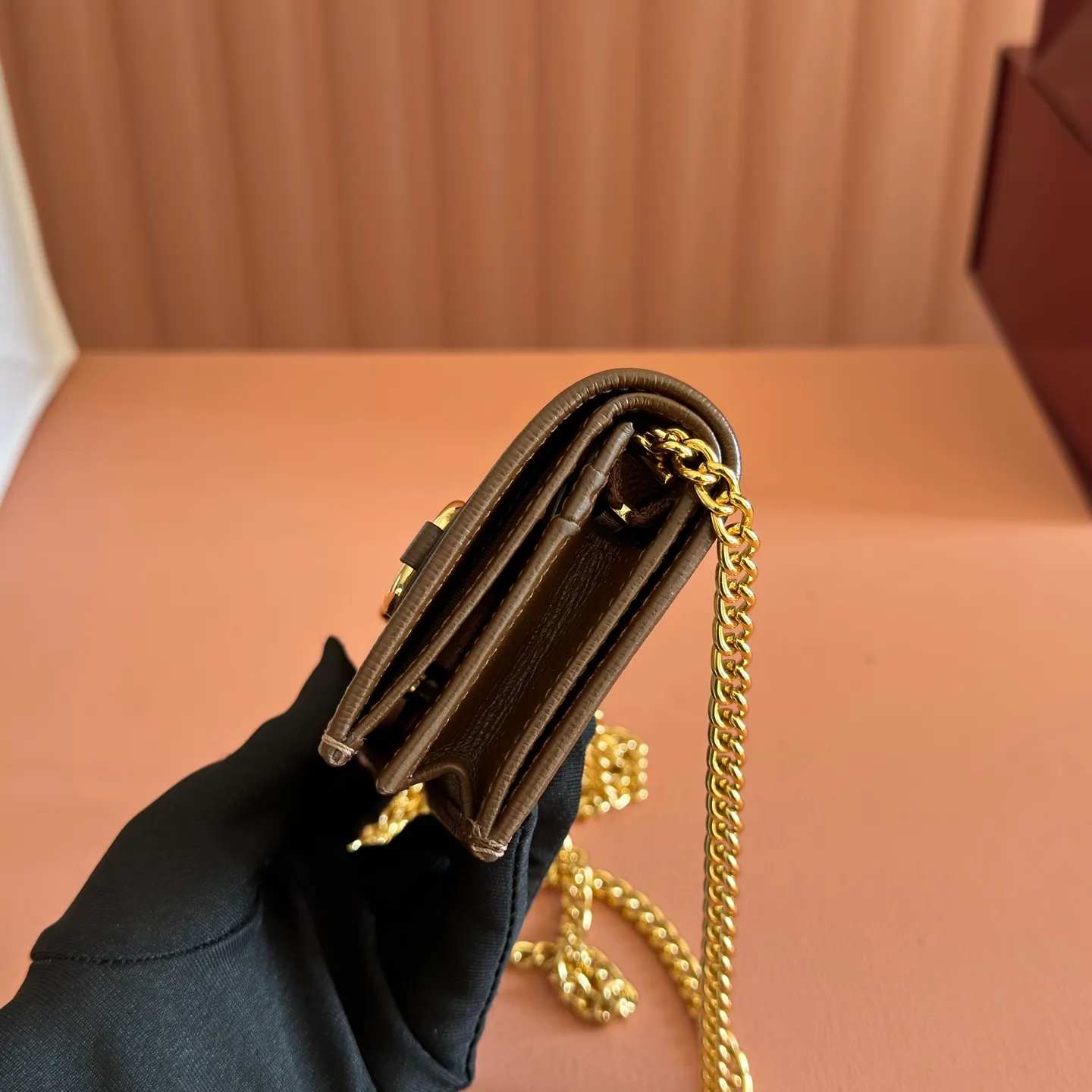 p500. ‼ ️"With full set of original green box packaging"‼ ️G Home👉New style. The market's top exclusive goods control, special/counter quality 💯Using imported cowhide, original hardware! Exquisite workmanship. 💯Exclusive physical photos📷👉The quality can be seen in the picture👄👄😘😘. Style number: 623180. Dimensions: width 11*height 8.5*side width 3. Color: brown. Made in Italy