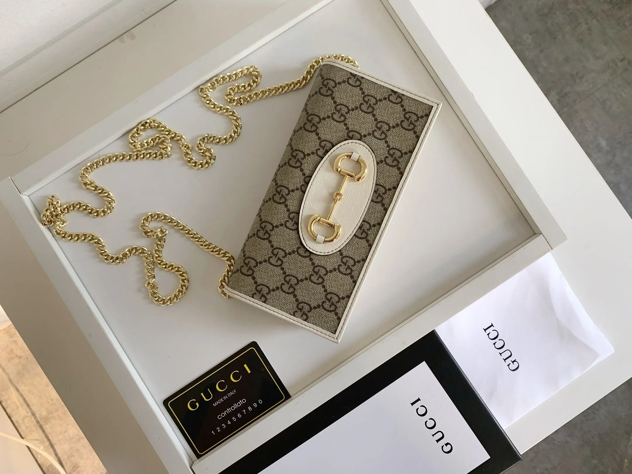 💰170 💎 Top original version Newly launched in the spring and summer series is this Gucci 1955 horsebit card holder made of GG Supreme high-grade artificial canvas and brown leather. The series adopts the double ring and long strip design that are in the same line as the handbag. This detail is inspired by the brand's equestrian roots. It is one of Gucci's classic heritage and one of the brand's most representative symbolic elements. Model: 621993 Size: 19x10x4cm