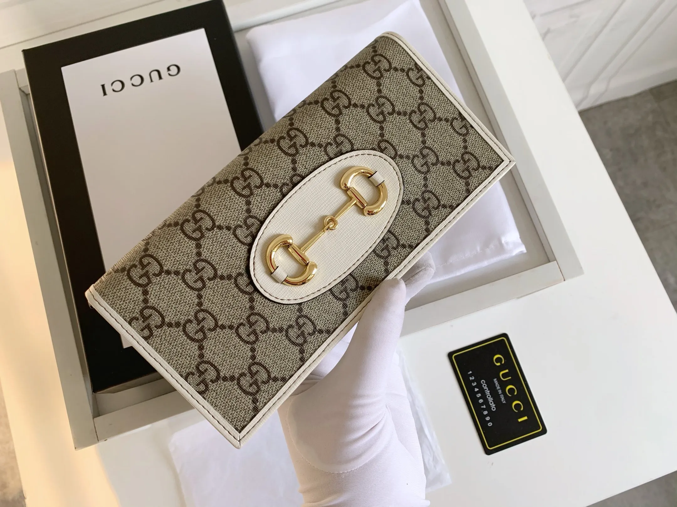 💰170 💎 Top original version Newly launched in the spring and summer series is this Gucci 1955 horsebit card holder made of GG Supreme high-grade artificial canvas and brown leather. The series adopts the double ring and long strip design that are in the same line as the handbag. This detail is inspired by the brand's equestrian roots. It is one of Gucci's classic heritage and one of the brand's most representative symbolic elements. Model: 621993 Size: 19x10x4cm