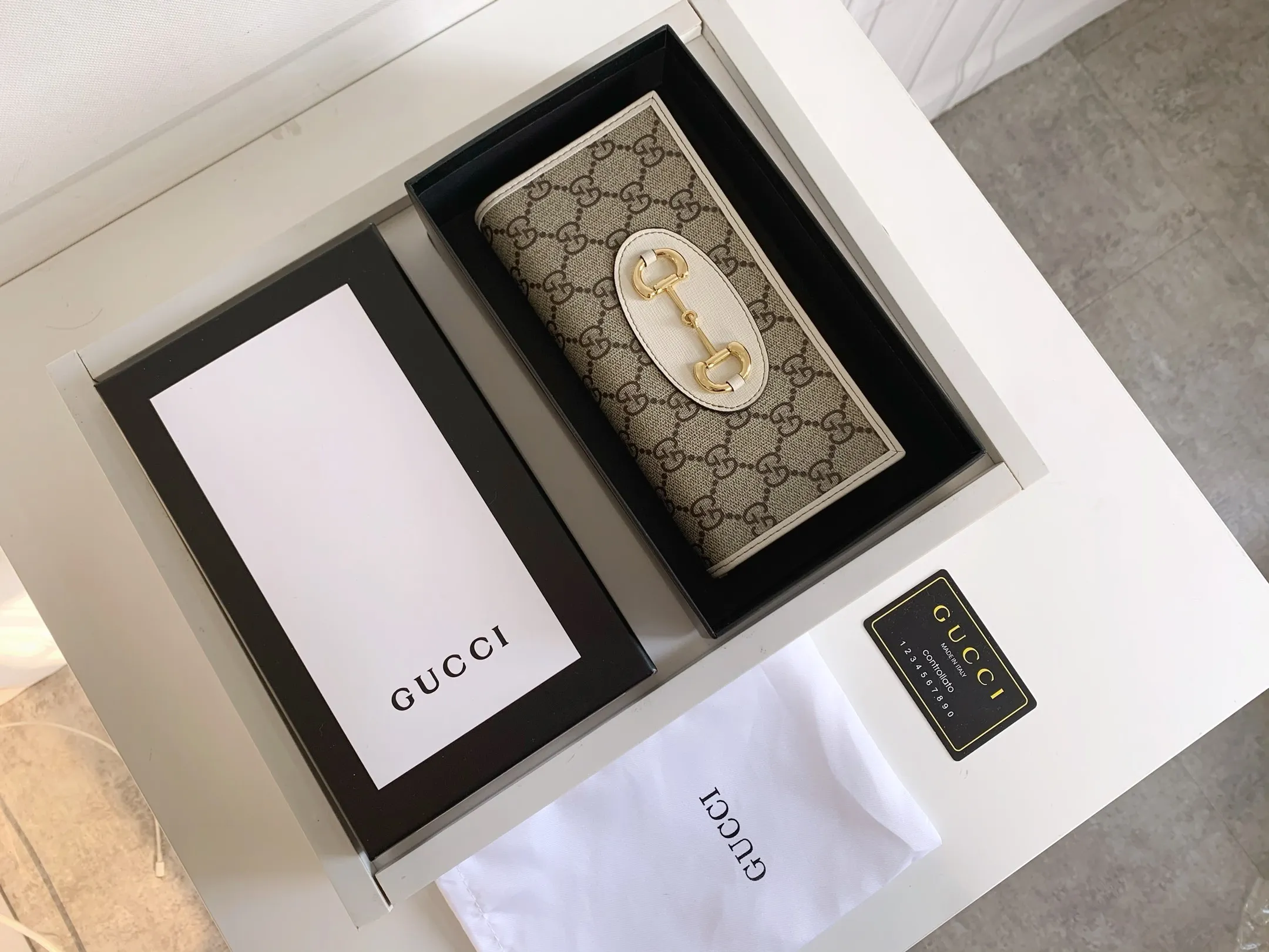 💰170 💎 Top original version Newly launched in the spring and summer series is this Gucci 1955 horsebit card holder made of GG Supreme high-grade artificial canvas and brown leather. The series adopts the double ring and long strip design that are in the same line as the handbag. This detail is inspired by the brand's equestrian roots. It is one of Gucci's classic heritage and one of the brand's most representative symbolic elements. Model: 621993 Size: 19x10x4cm