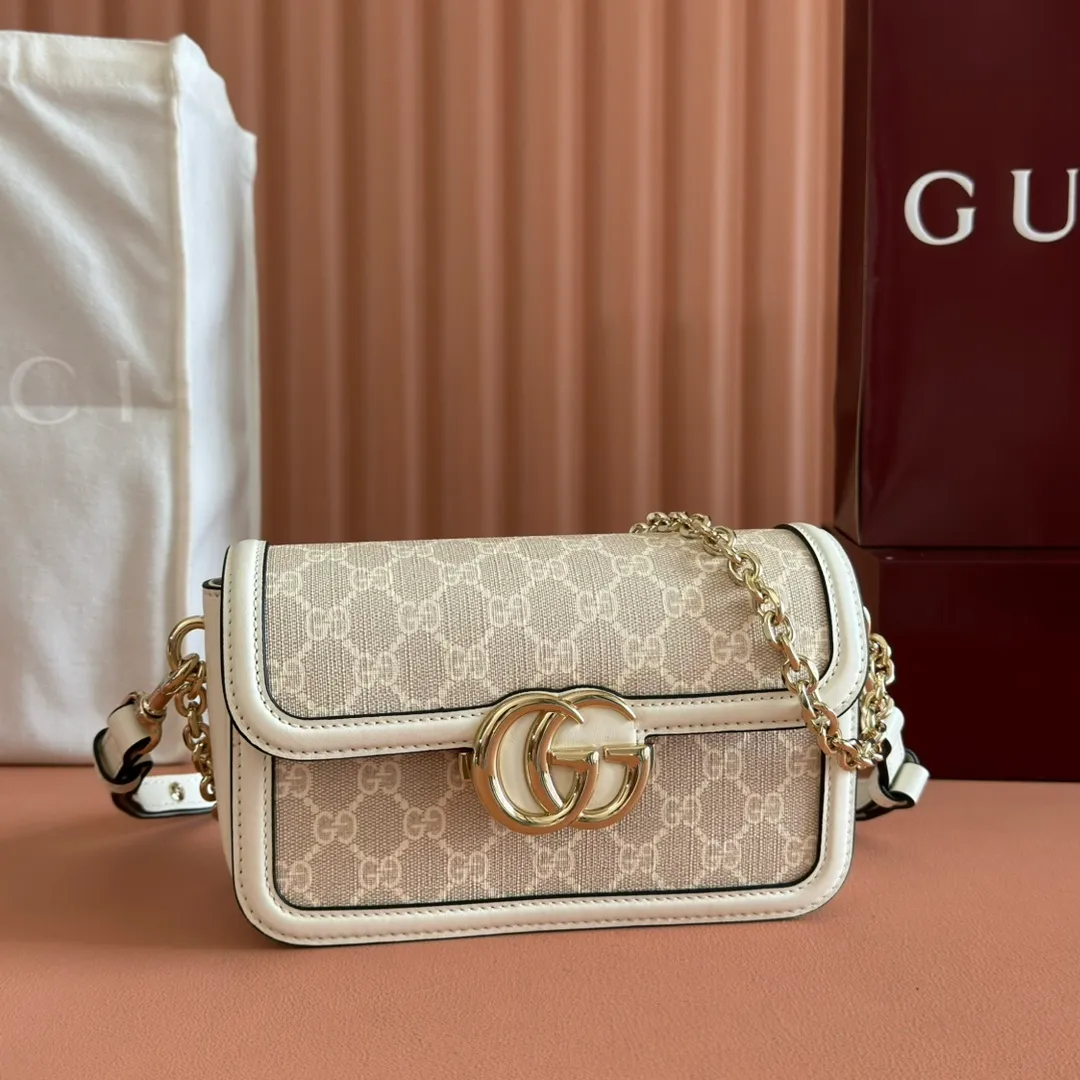 p1440💋💋💋【Complete package at counter】The Gucci Go series is designed for sports. This shoulder bag is made of exquisite and lightweight GG Monogram blue denim, with an elegant chain strap, adding another dazzling masterpiece to the 2025 spring and summer series. The interior layout of the bag is also very practical, with a removable mirror on the back. Brown GG Monogram blue denim Brown leather trim Light gold tone hardware Beige cotton and linen blend lining Interior: Three main compartments, one zipped pocket External: Removable mirror on the rear Chain strap (21 cm high); Detachable and adjustable shoulder strap (27 cm high); Length adjustable between 64 cm and 103 cm Spring clip buckle Model: 826761. Dimensions: 21.5cm (width) x 14cm (height) x 9cm (depth) Weight: approx. 0.8kg Color: oatmeal/original leather. Made in Italy