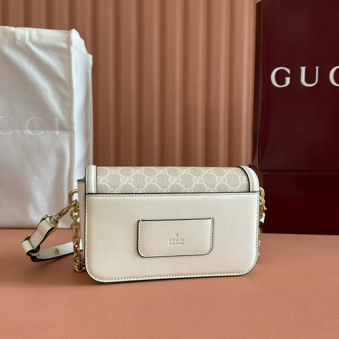 p1440💋💋💋【Complete package at counter】The Gucci Go series is designed for sports. This shoulder bag is made of exquisite and lightweight GG Monogram blue denim, with an elegant chain strap, adding another dazzling masterpiece to the 2025 spring and summer series. The interior layout of the bag is also very practical, with a removable mirror on the back. Brown GG Monogram blue denim Brown leather trim Light gold tone hardware Beige cotton and linen blend lining Interior: Three main compartments, one zipped pocket External: Removable mirror on the rear Chain strap (21 cm high); Detachable and adjustable shoulder strap (27 cm high); Length adjustable between 64 cm and 103 cm Spring clip buckle Model: 826761. Dimensions: 21.5cm (width) x 14cm (height) x 9cm (depth) Weight: approx. 0.8kg Color: oatmeal/original leather. Made in Italy