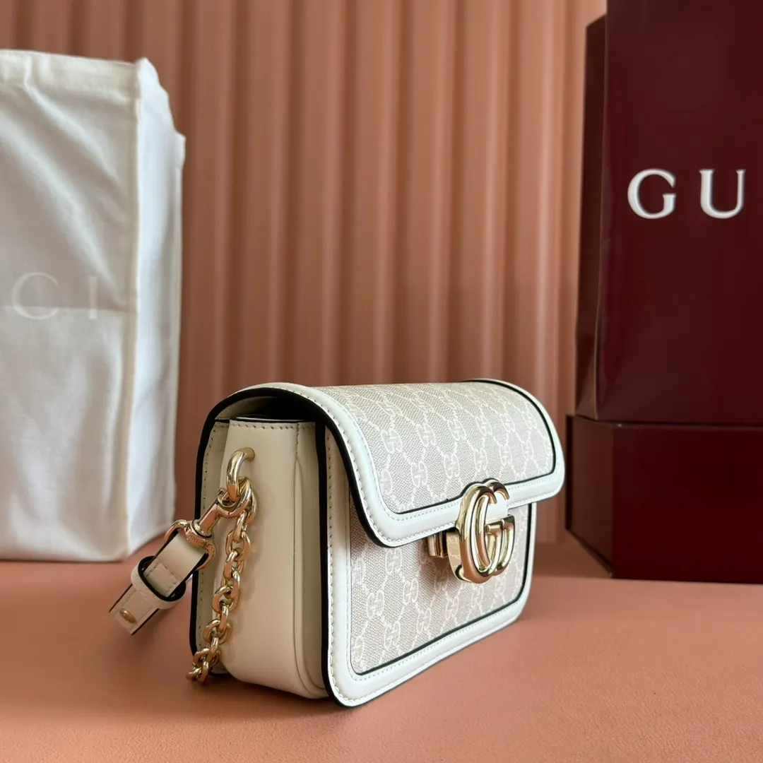 p1440💋💋💋【Complete package at counter】The Gucci Go series is designed for sports. This shoulder bag is made of exquisite and lightweight GG Monogram blue denim, with an elegant chain strap, adding another dazzling masterpiece to the 2025 spring and summer series. The interior layout of the bag is also very practical, with a removable mirror on the back. Brown GG Monogram blue denim Brown leather trim Light gold tone hardware Beige cotton and linen blend lining Interior: Three main compartments, one zipped pocket External: Removable mirror on the rear Chain strap (21 cm high); Detachable and adjustable shoulder strap (27 cm high); Length adjustable between 64 cm and 103 cm Spring clip buckle Model: 826761. Dimensions: 21.5cm (width) x 14cm (height) x 9cm (depth) Weight: approx. 0.8kg Color: oatmeal/original leather. Made in Italy