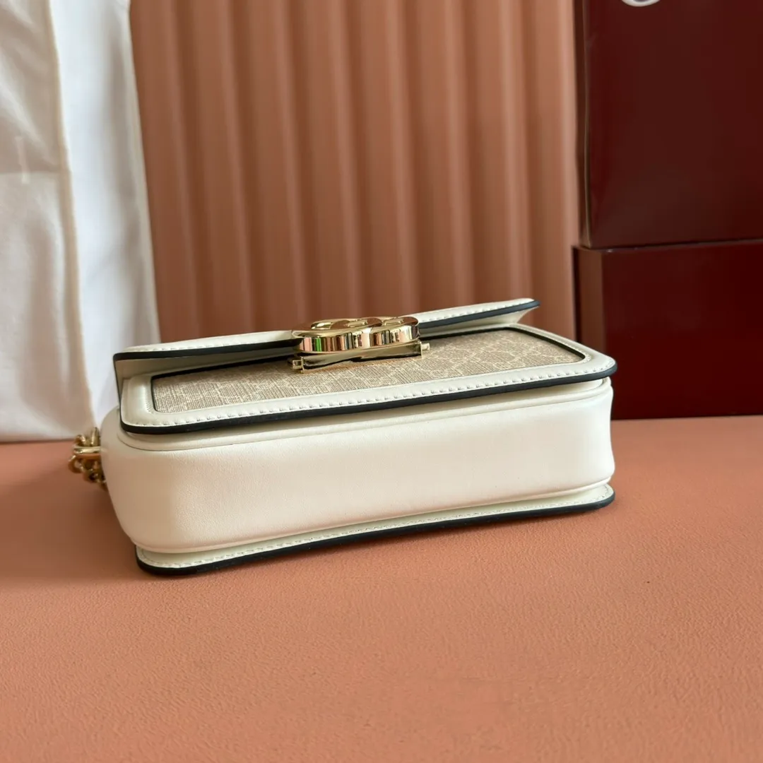 p1440💋💋💋【Complete package at counter】The Gucci Go series is designed for sports. This shoulder bag is made of exquisite and lightweight GG Monogram blue denim, with an elegant chain strap, adding another dazzling masterpiece to the 2025 spring and summer series. The interior layout of the bag is also very practical, with a removable mirror on the back. Brown GG Monogram blue denim Brown leather trim Light gold tone hardware Beige cotton and linen blend lining Interior: Three main compartments, one zipped pocket External: Removable mirror on the rear Chain strap (21 cm high); Detachable and adjustable shoulder strap (27 cm high); Length adjustable between 64 cm and 103 cm Spring clip buckle Model: 826761. Dimensions: 21.5cm (width) x 14cm (height) x 9cm (depth) Weight: approx. 0.8kg Color: oatmeal/original leather. Made in Italy