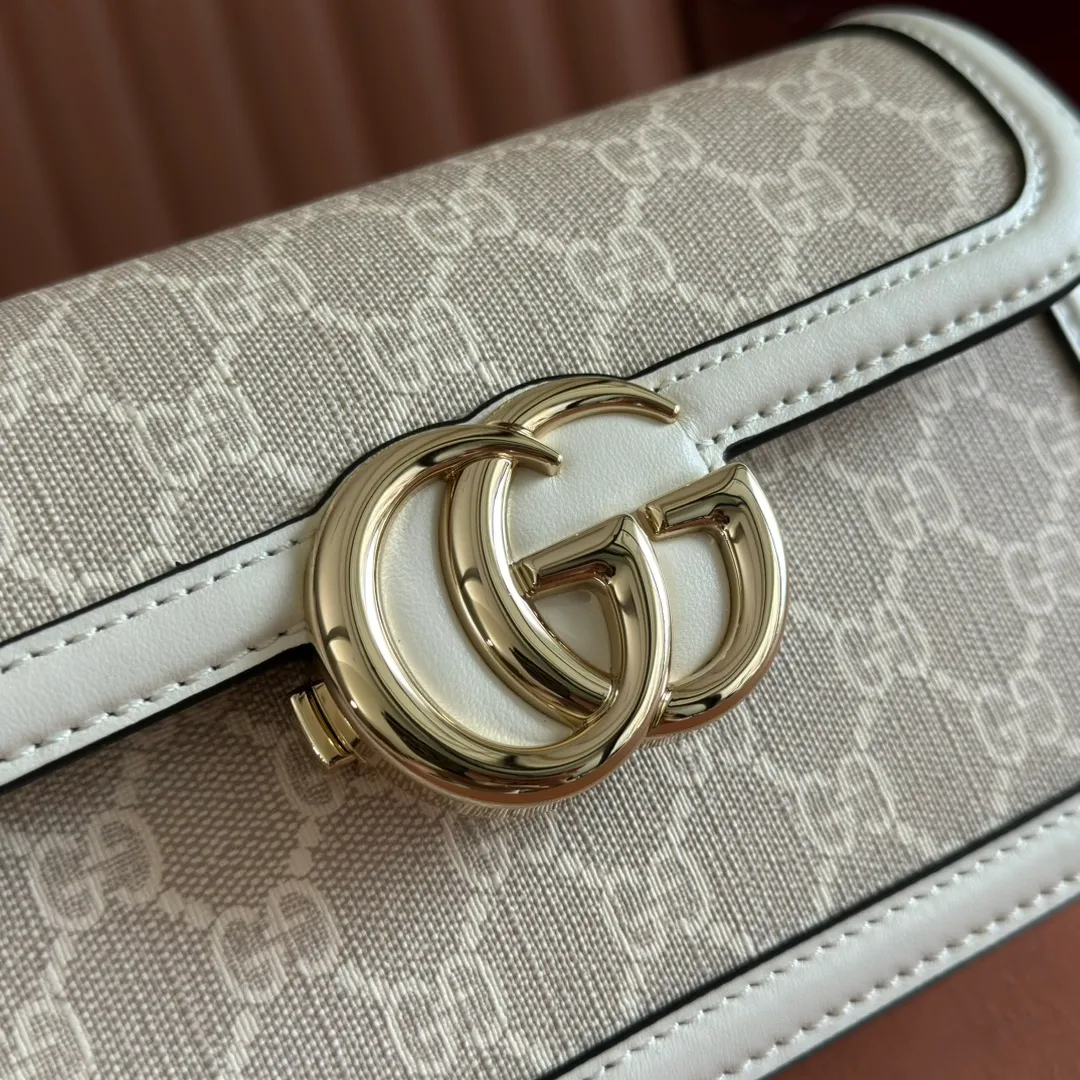 p1440💋💋💋【Complete package at counter】The Gucci Go series is designed for sports. This shoulder bag is made of exquisite and lightweight GG Monogram blue denim, with an elegant chain strap, adding another dazzling masterpiece to the 2025 spring and summer series. The interior layout of the bag is also very practical, with a removable mirror on the back. Brown GG Monogram blue denim Brown leather trim Light gold tone hardware Beige cotton and linen blend lining Interior: Three main compartments, one zipped pocket External: Removable mirror on the rear Chain strap (21 cm high); Detachable and adjustable shoulder strap (27 cm high); Length adjustable between 64 cm and 103 cm Spring clip buckle Model: 826761. Dimensions: 21.5cm (width) x 14cm (height) x 9cm (depth) Weight: approx. 0.8kg Color: oatmeal/original leather. Made in Italy