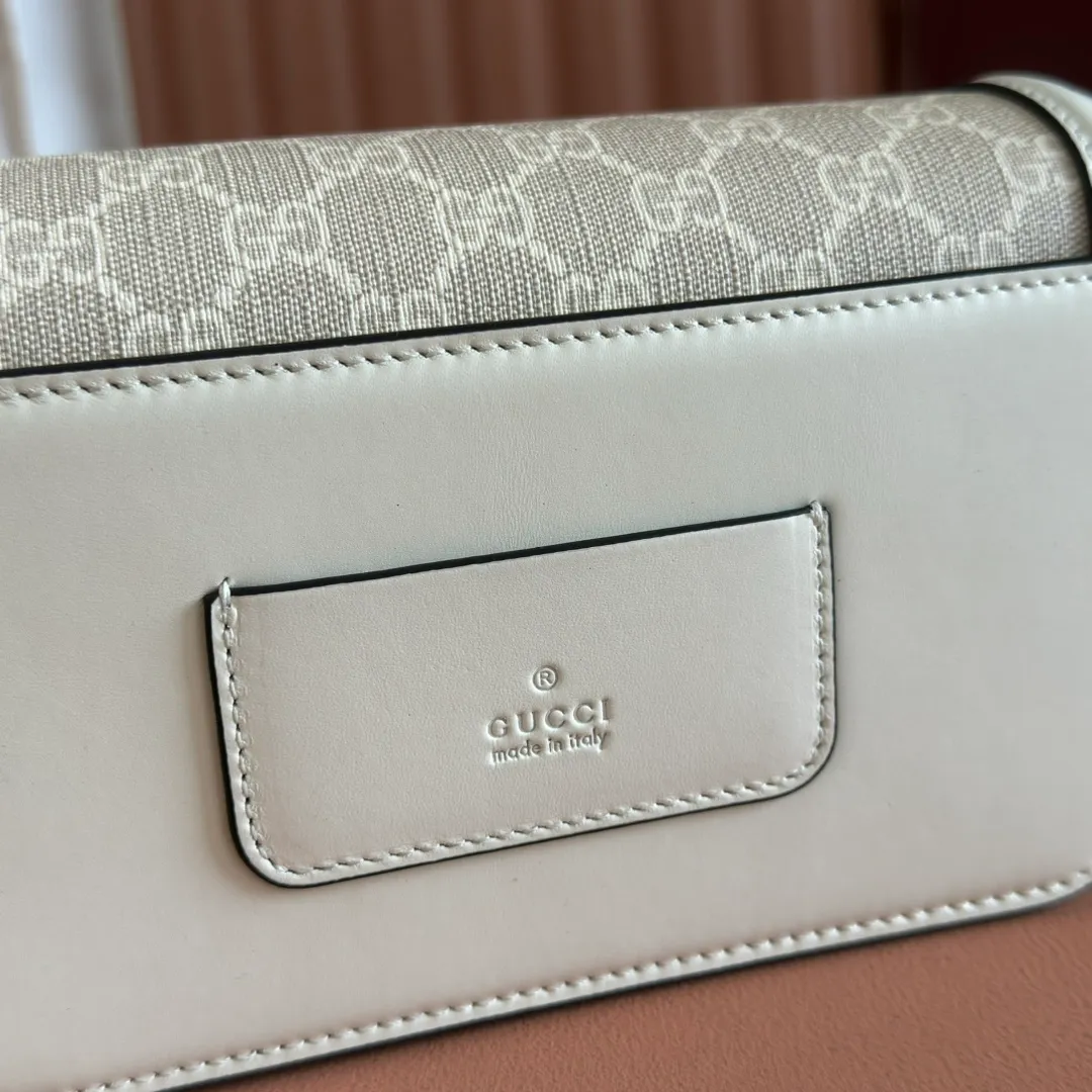 p1440💋💋💋【Complete package at counter】The Gucci Go series is designed for sports. This shoulder bag is made of exquisite and lightweight GG Monogram blue denim, with an elegant chain strap, adding another dazzling masterpiece to the 2025 spring and summer series. The interior layout of the bag is also very practical, with a removable mirror on the back. Brown GG Monogram blue denim Brown leather trim Light gold tone hardware Beige cotton and linen blend lining Interior: Three main compartments, one zipped pocket External: Removable mirror on the rear Chain strap (21 cm high); Detachable and adjustable shoulder strap (27 cm high); Length adjustable between 64 cm and 103 cm Spring clip buckle Model: 826761. Dimensions: 21.5cm (width) x 14cm (height) x 9cm (depth) Weight: approx. 0.8kg Color: oatmeal/original leather. Made in Italy