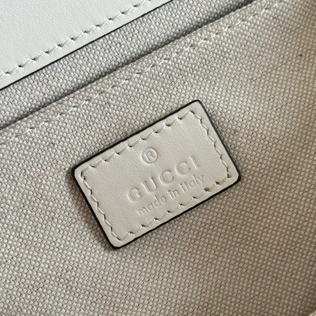p1440💋💋💋【Complete package at counter】The Gucci Go series is designed for sports. This shoulder bag is made of exquisite and lightweight GG Monogram blue denim, with an elegant chain strap, adding another dazzling masterpiece to the 2025 spring and summer series. The interior layout of the bag is also very practical, with a removable mirror on the back. Brown GG Monogram blue denim Brown leather trim Light gold tone hardware Beige cotton and linen blend lining Interior: Three main compartments, one zipped pocket External: Removable mirror on the rear Chain strap (21 cm high); Detachable and adjustable shoulder strap (27 cm high); Length adjustable between 64 cm and 103 cm Spring clip buckle Model: 826761. Dimensions: 21.5cm (width) x 14cm (height) x 9cm (depth) Weight: approx. 0.8kg Color: oatmeal/original leather. Made in Italy