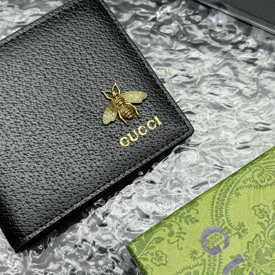 💰120 💎Top original version 🇮🇹GG Marmont series leather bi-fold wallet, Gucci continues to update the color matching, adding more refined tones. In new colors and combinations, the brand uses a modern perspective to reinterpret the classic GG Marmont series. This bifold wallet is crafted from black leather with branded hardware in gold-tone. Black leather, gold-tone hardware, Double G, eight card slots, two bill compartments. Model: 523664. Dimensions: 11x9