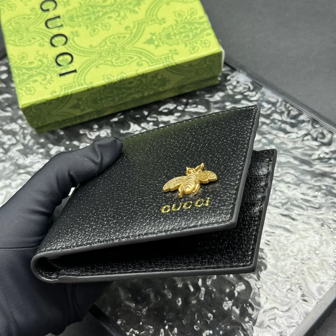 💰120 💎Top original version 🇮🇹GG Marmont series leather bi-fold wallet, Gucci continues to update the color matching, adding more refined tones. In new colors and combinations, the brand uses a modern perspective to reinterpret the classic GG Marmont series. This bifold wallet is crafted from black leather with branded hardware in gold-tone. Black leather, gold-tone hardware, Double G, eight card slots, two bill compartments. Model: 523664. Dimensions: 11x9