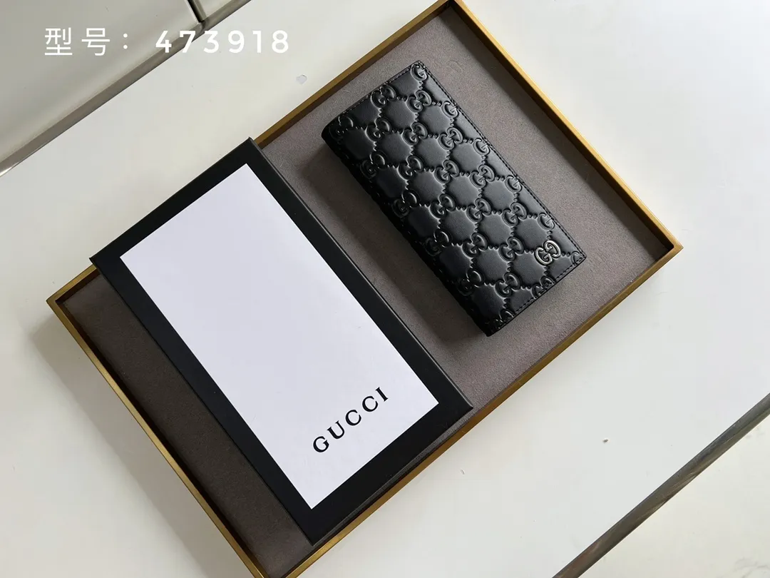 💰140 Top original version💎 GG silver and gold embossed # Guccissima GG printed cowhide suit clip Bi-fold wallet Black suit clip looks slimmer but contains a lot of cards. You can fit as many as you like. There are 13 card slots, two banknote compartments and a photo frame~ If you are giving a male ticket, remember to put your photo in it:) The most important thing is the classic GG print. Model: 307774/473918 Size: 17.5*9cm