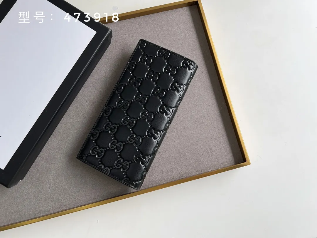 💰140 Top original version💎 GG silver and gold embossed # Guccissima GG printed cowhide suit clip Bi-fold wallet Black suit clip looks slimmer but contains a lot of cards. You can fit as many as you like. There are 13 card slots, two banknote compartments and a photo frame~ If you are giving a male ticket, remember to put your photo in it:) The most important thing is the classic GG print. Model: 307774/473918 Size: 17.5*9cm
