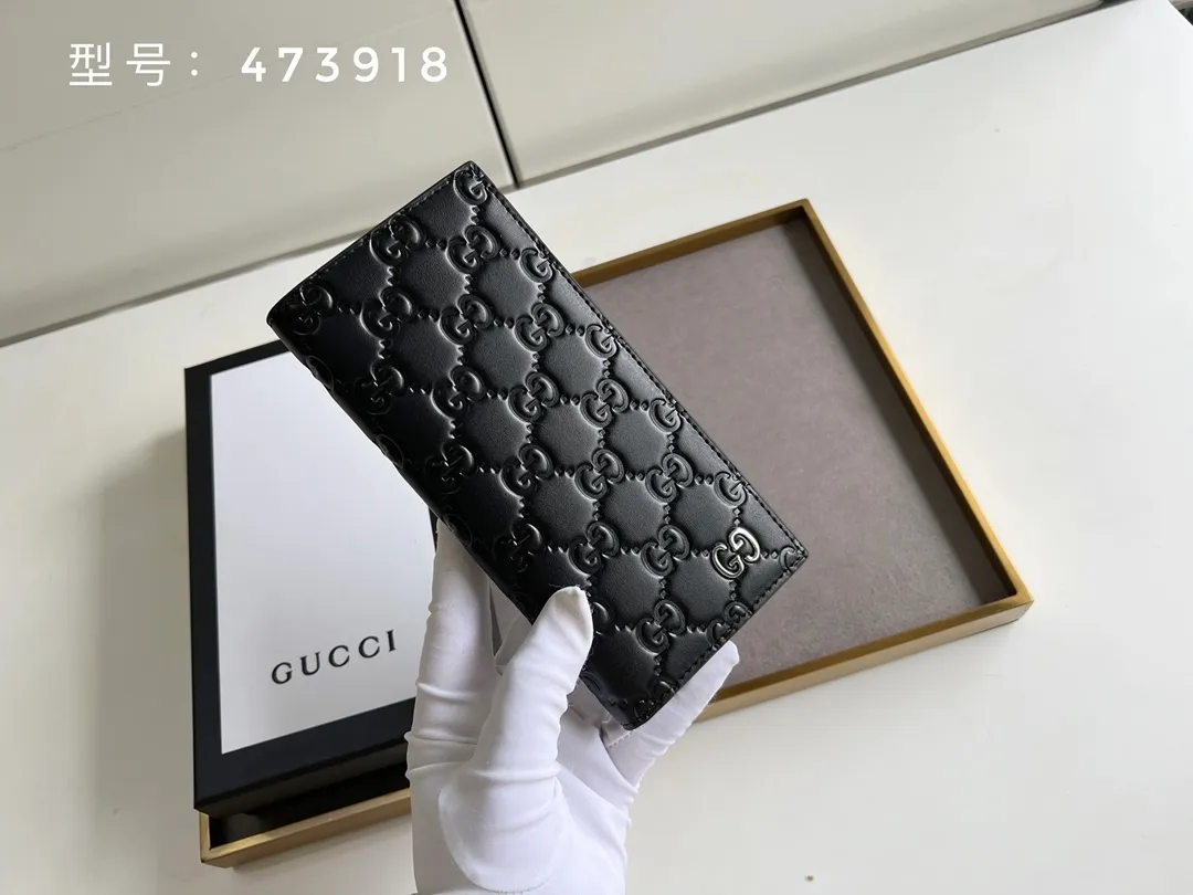 💰140 Top original version💎 GG silver and gold embossed # Guccissima GG printed cowhide suit clip Bi-fold wallet Black suit clip looks slimmer but contains a lot of cards. You can fit as many as you like. There are 13 card slots, two banknote compartments and a photo frame~ If you are giving a male ticket, remember to put your photo in it:) The most important thing is the classic GG print. Model: 307774/473918 Size: 17.5*9cm