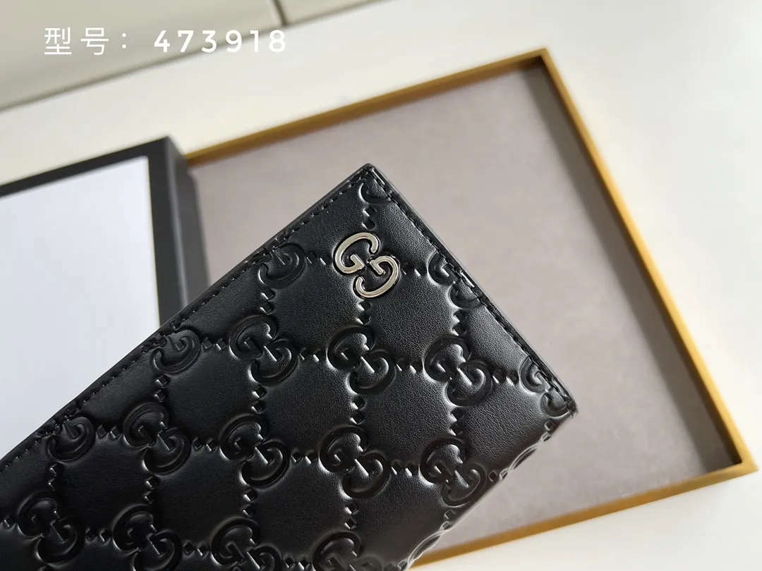 💰140 Top original version💎 GG silver and gold embossed # Guccissima GG printed cowhide suit clip Bi-fold wallet Black suit clip looks slimmer but contains a lot of cards. You can fit as many as you like. There are 13 card slots, two banknote compartments and a photo frame~ If you are giving a male ticket, remember to put your photo in it:) The most important thing is the classic GG print. Model: 307774/473918 Size: 17.5*9cm