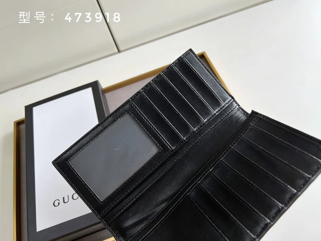 💰140 Top original version💎 GG silver and gold embossed # Guccissima GG printed cowhide suit clip Bi-fold wallet Black suit clip looks slimmer but contains a lot of cards. You can fit as many as you like. There are 13 card slots, two banknote compartments and a photo frame~ If you are giving a male ticket, remember to put your photo in it:) The most important thing is the classic GG print. Model: 307774/473918 Size: 17.5*9cm