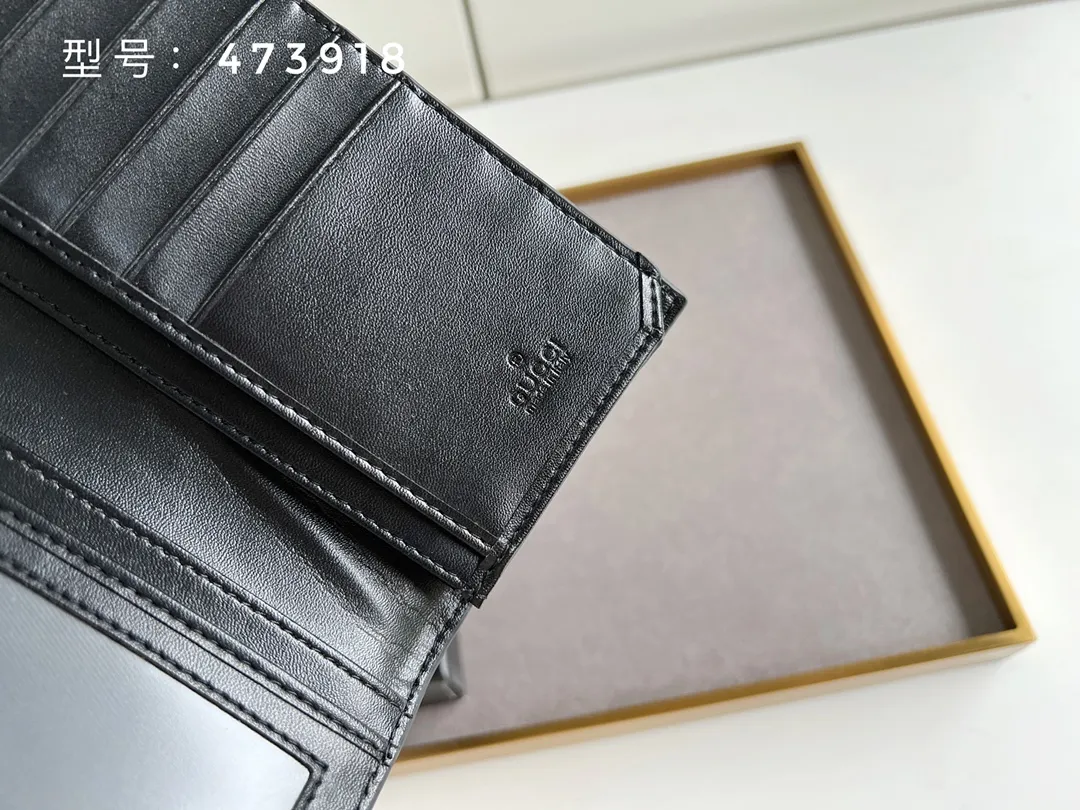 💰140 Top original version💎 GG silver and gold embossed # Guccissima GG printed cowhide suit clip Bi-fold wallet Black suit clip looks slimmer but contains a lot of cards. You can fit as many as you like. There are 13 card slots, two banknote compartments and a photo frame~ If you are giving a male ticket, remember to put your photo in it:) The most important thing is the classic GG print. Model: 307774/473918 Size: 17.5*9cm