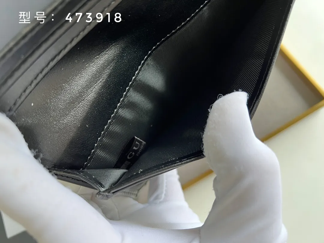 💰140 Top original version💎 GG silver and gold embossed # Guccissima GG printed cowhide suit clip Bi-fold wallet Black suit clip looks slimmer but contains a lot of cards. You can fit as many as you like. There are 13 card slots, two banknote compartments and a photo frame~ If you are giving a male ticket, remember to put your photo in it:) The most important thing is the classic GG print. Model: 307774/473918 Size: 17.5*9cm
