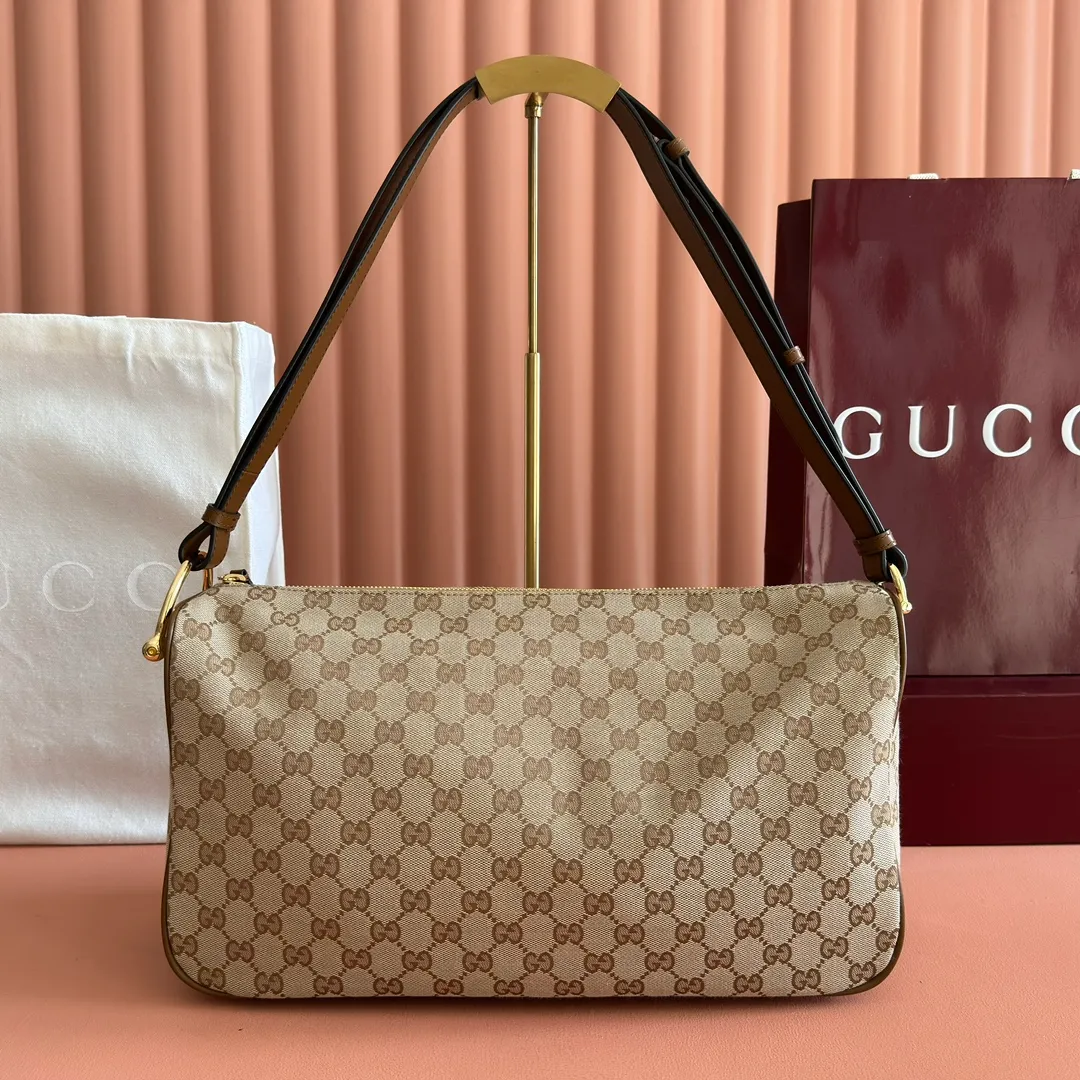 p1140. 💋💋💋【With full set of original counter packaging】The Gucci Half Horsebit series is re-presented, reinterpreting one of the brand's most iconic elements in a modern style. The collection cleverly combines relaxed silhouettes with the iconic half-horsebit hardware, which gives rise to its name. Yellow GG embossed suede Gold-tone hardware Brown cotton and linen blend lining Half horsebit closure Interior: One open pocket Adjustable leather shoulder strap (height: 33cm - 38cm) Zip closure Ident number: 862530. Dimensions: 38cm (width) x 20cm (height) x 15cm (depth) Weight: approx. 0.95kg Color: Brown