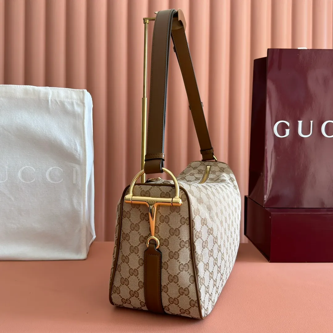 p1140. 💋💋💋【With full set of original counter packaging】The Gucci Half Horsebit series is re-presented, reinterpreting one of the brand's most iconic elements in a modern style. The collection cleverly combines relaxed silhouettes with the iconic half-horsebit hardware, which gives rise to its name. Yellow GG embossed suede Gold-tone hardware Brown cotton and linen blend lining Half horsebit closure Interior: One open pocket Adjustable leather shoulder strap (height: 33cm - 38cm) Zip closure Ident number: 862530. Dimensions: 38cm (width) x 20cm (height) x 15cm (depth) Weight: approx. 0.95kg Color: Brown