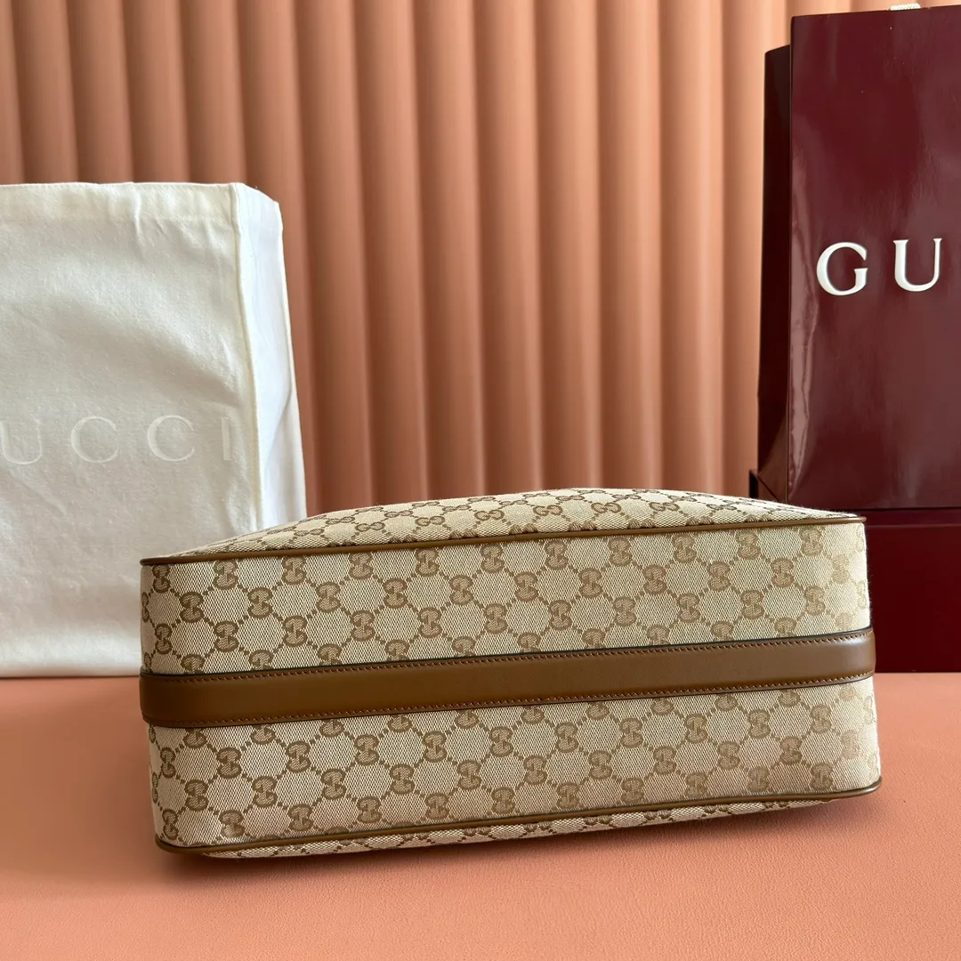 p1140. 💋💋💋【With full set of original counter packaging】The Gucci Half Horsebit series is re-presented, reinterpreting one of the brand's most iconic elements in a modern style. The collection cleverly combines relaxed silhouettes with the iconic half-horsebit hardware, which gives rise to its name. Yellow GG embossed suede Gold-tone hardware Brown cotton and linen blend lining Half horsebit closure Interior: One open pocket Adjustable leather shoulder strap (height: 33cm - 38cm) Zip closure Ident number: 862530. Dimensions: 38cm (width) x 20cm (height) x 15cm (depth) Weight: approx. 0.95kg Color: Brown