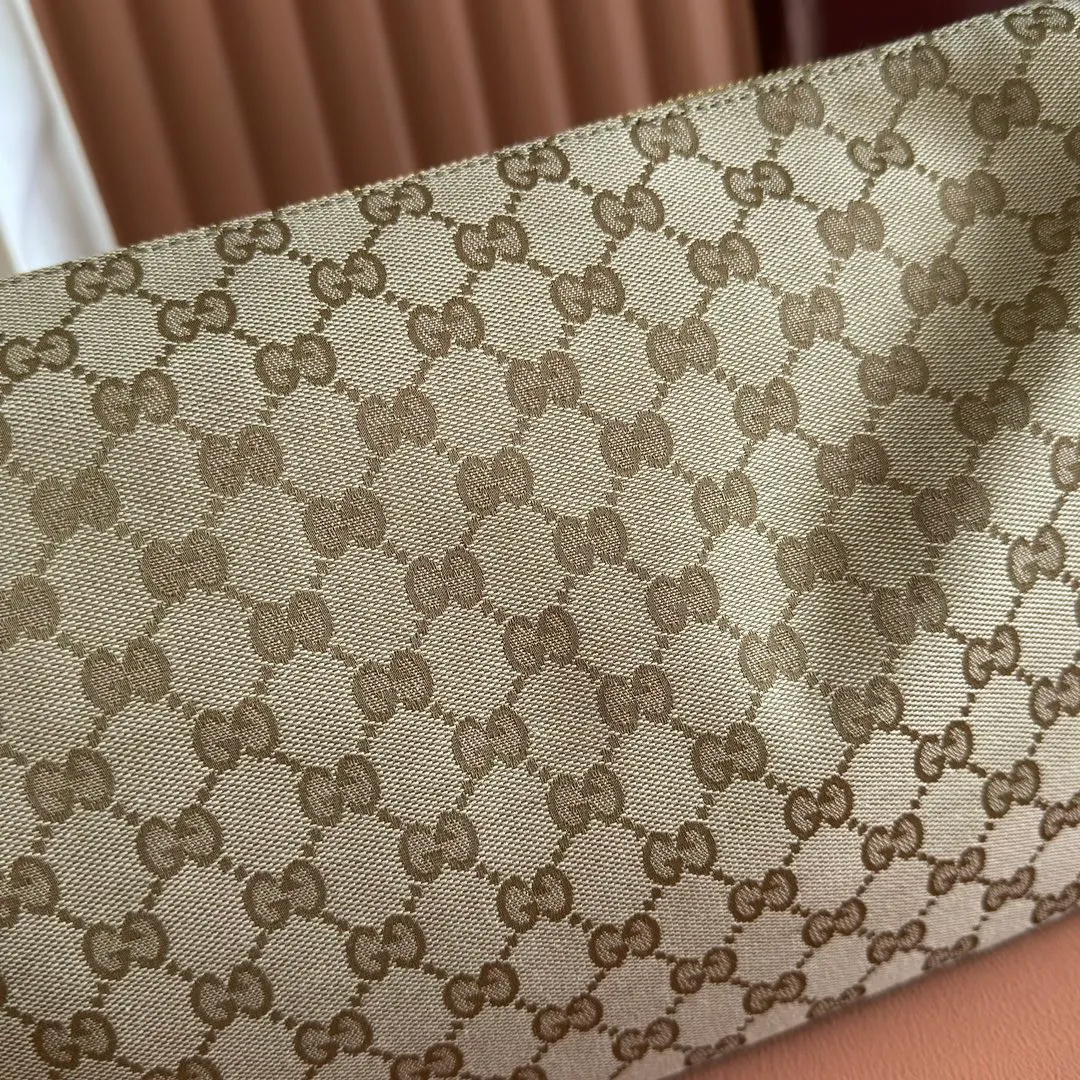 p1140. 💋💋💋【With full set of original counter packaging】The Gucci Half Horsebit series is re-presented, reinterpreting one of the brand's most iconic elements in a modern style. The collection cleverly combines relaxed silhouettes with the iconic half-horsebit hardware, which gives rise to its name. Yellow GG embossed suede Gold-tone hardware Brown cotton and linen blend lining Half horsebit closure Interior: One open pocket Adjustable leather shoulder strap (height: 33cm - 38cm) Zip closure Ident number: 862530. Dimensions: 38cm (width) x 20cm (height) x 15cm (depth) Weight: approx. 0.95kg Color: Brown