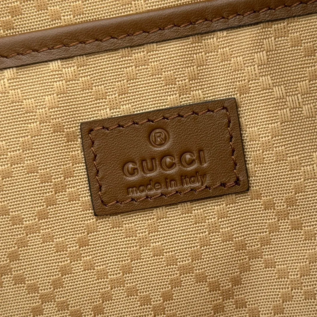 p1140. 💋💋💋【With full set of original counter packaging】The Gucci Half Horsebit series is re-presented, reinterpreting one of the brand's most iconic elements in a modern style. The collection cleverly combines relaxed silhouettes with the iconic half-horsebit hardware, which gives rise to its name. Yellow GG embossed suede Gold-tone hardware Brown cotton and linen blend lining Half horsebit closure Interior: One open pocket Adjustable leather shoulder strap (height: 33cm - 38cm) Zip closure Ident number: 862530. Dimensions: 38cm (width) x 20cm (height) x 15cm (depth) Weight: approx. 0.95kg Color: Brown