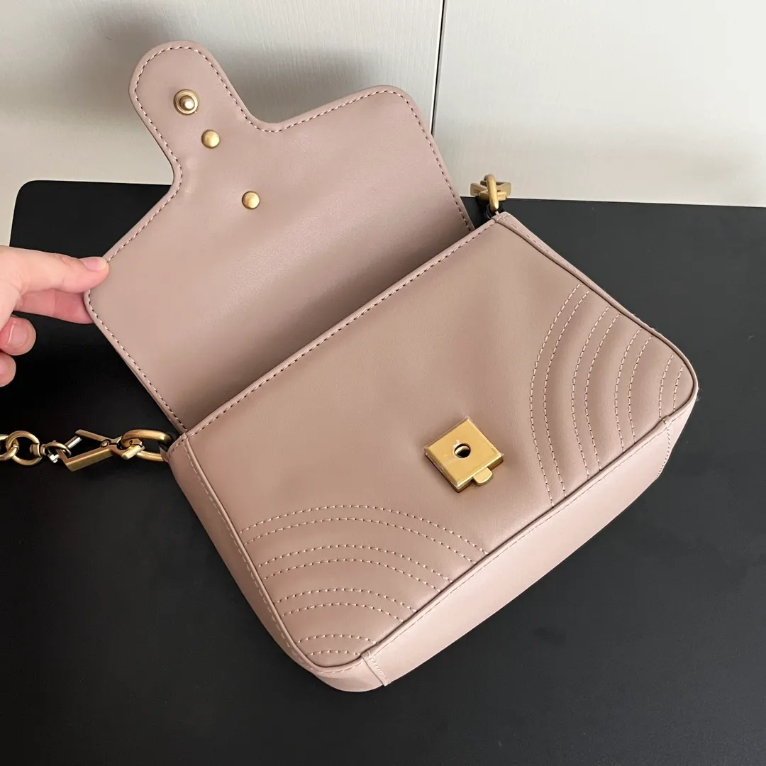 Actual shot #💰340 Style number: 547260 Size: 21*15.5*8cm GG Marmont mini messenger bag is still in the limelight this year. The iconic double G logo carries Gucci’s literary and romantic story. The new mini series is a vivid interpretation of retro and gorgeousness. It is so cute ~ Handheld ✅ One shoulder ✅ Crossbody✅
