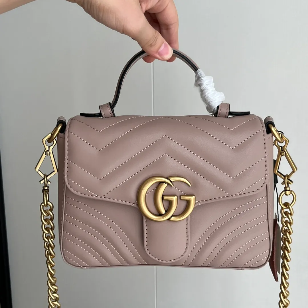 Actual shot #💰340 Style number: 547260 Size: 21*15.5*8cm GG Marmont mini messenger bag is still in the limelight this year. The iconic double G logo carries Gucci’s literary and romantic story. The new mini series is a vivid interpretation of retro and gorgeousness. It is so cute ~ Handheld ✅ One shoulder ✅ Crossbody✅