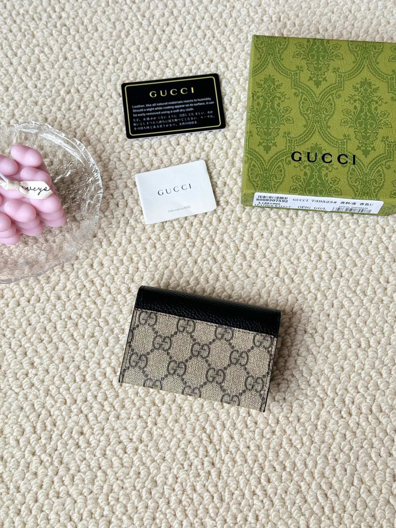 💰120 Gucci has launched a new model, the new mini folding coin purse, which can be held in hand and placed in the bag. Card bags are super cute. Number: 739525. Size: about 11cm.