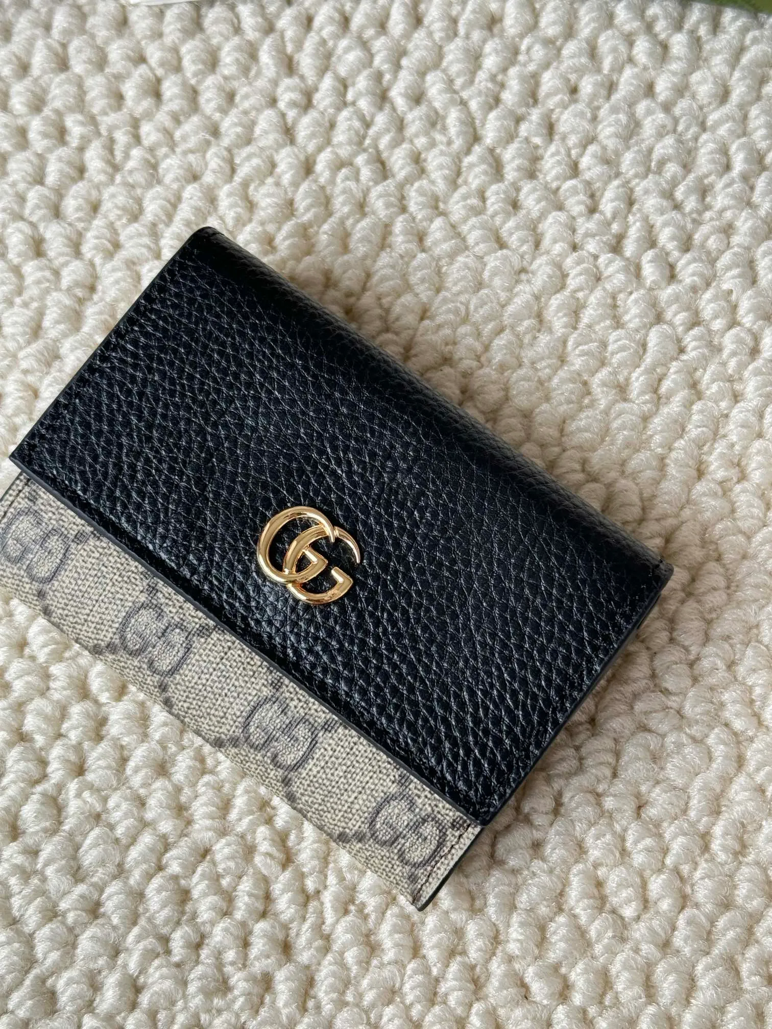 💰120 Gucci has launched a new model, the new mini folding coin purse, which can be held in hand and placed in the bag. Card bags are super cute. Number: 739525. Size: about 11cm.