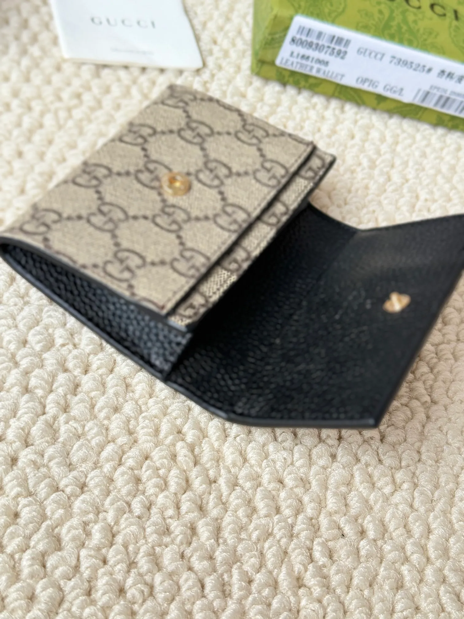 💰120 Gucci has launched a new model, the new mini folding coin purse, which can be held in hand and placed in the bag. Card bags are super cute. Number: 739525. Size: about 11cm.