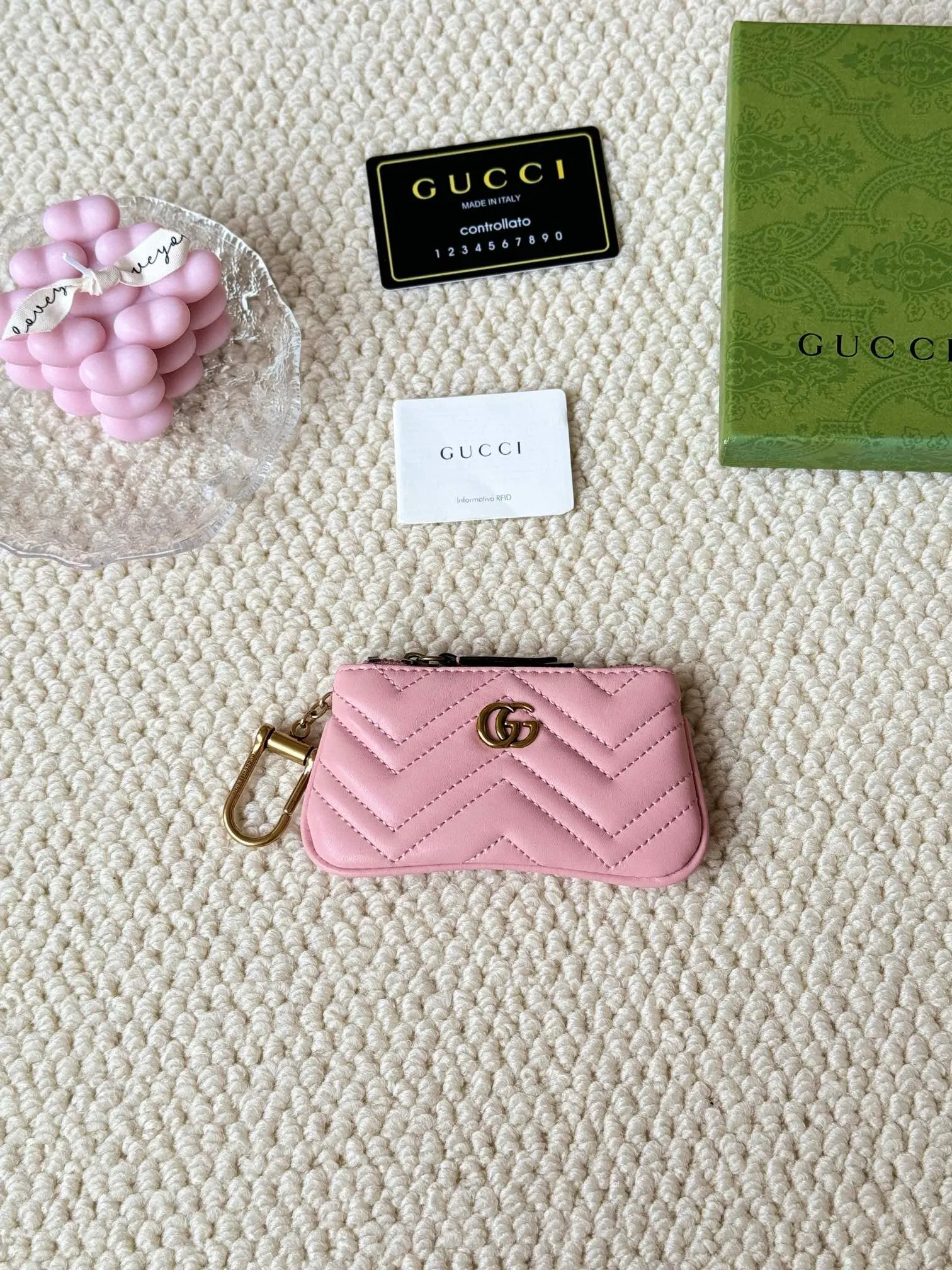 💰140 GUCCI’s new small coin purse is made of calf leather with embroidered wavy pattern, and is matched with exquisite original factory bronze double G hardware and flexible and unique hook buckle. It is small and exquisite, but has great effect. Model: 671773 Size: 12.5x7x1.5cm