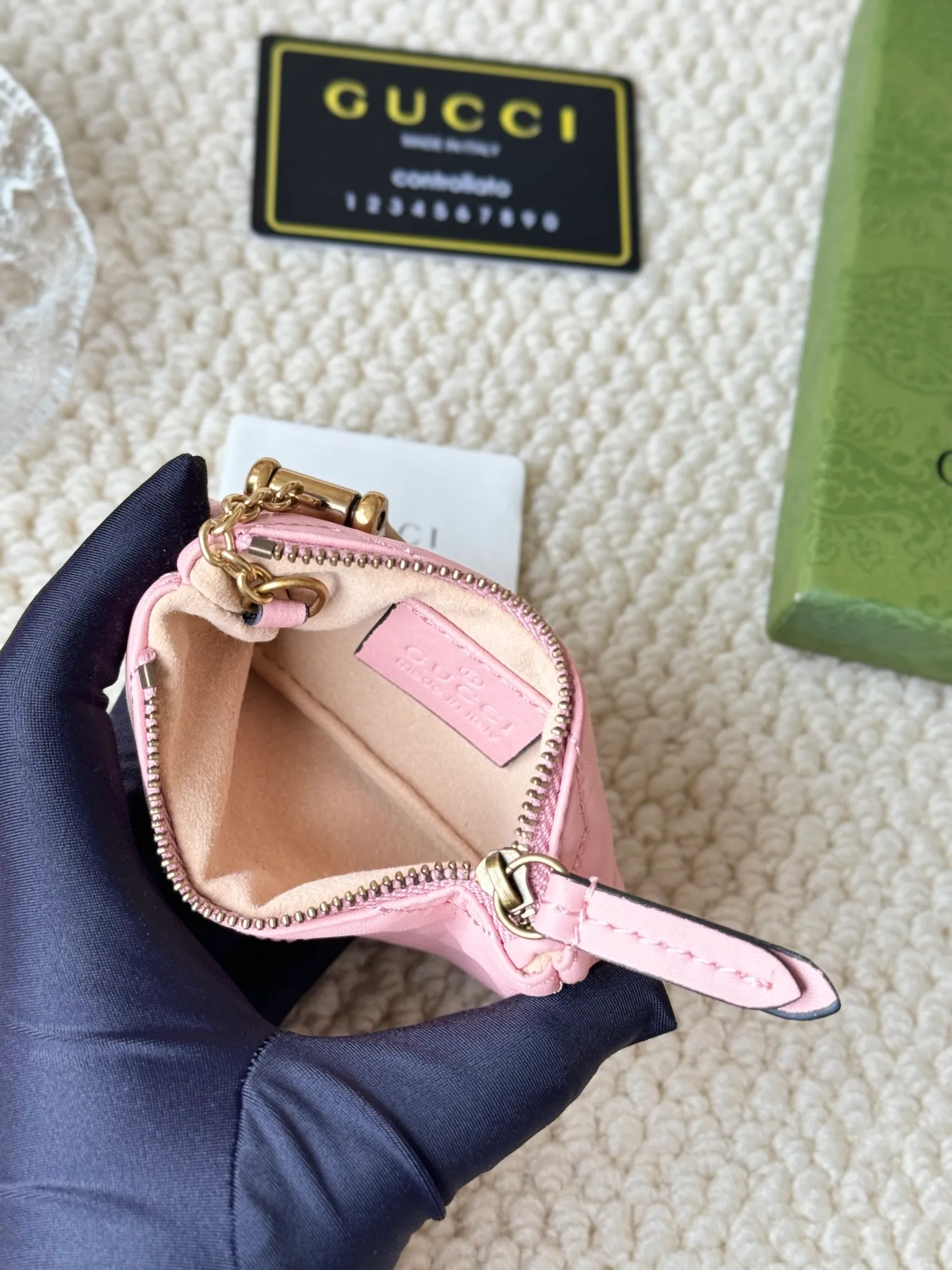 💰140 GUCCI’s new small coin purse is made of calf leather with embroidered wavy pattern, and is matched with exquisite original factory bronze double G hardware and flexible and unique hook buckle. It is small and exquisite, but has great effect. Model: 671773 Size: 12.5x7x1.5cm